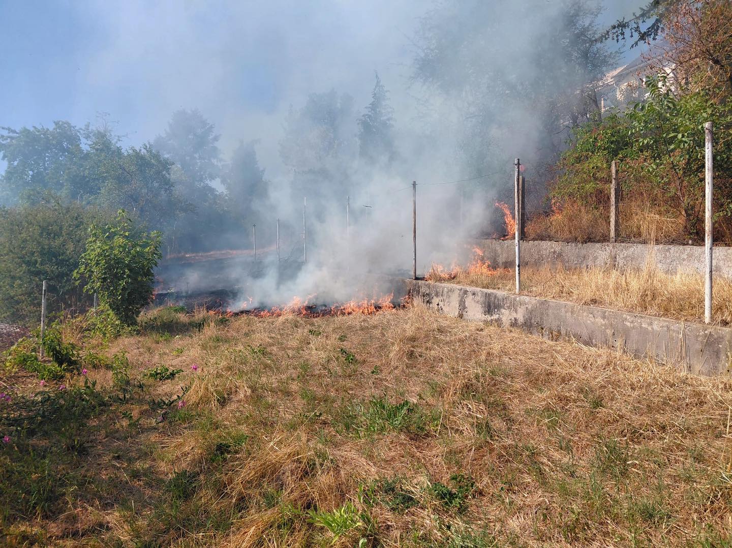 +++ N A C H T R A G +++
Uns haben Bilder vom Einsatz am 8. August erreicht. Die beiden Aufnahmen wurden vor dem Eintreffen der Feuerwehr von einem Anwohner gemacht und uns zur Verfügung gestellt.
Sie zeigen deutlich, wie schnell sich das Feuer in der trockenen Vegetation ausbreitet.
Glücklicherweise hat der Regen in den vergangenen Tagen für Entspannung der Lage gesorgt,
#waldsolms112 #WirfürWaldsolms #freiwilligefeuerwehr #gemeinsamstark