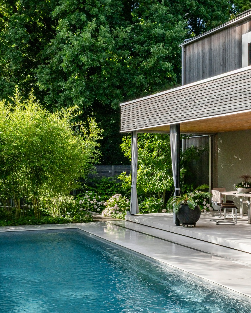 Ein Garten, der umhüllt.
Grün in allen Höhen, Formen und Strukturen: Die dichte Bepflanzung schafft in diesem Garten eine ganz besondere Atmosphäre und gleichzeitig viel Privatsphäre.
Großzügige Gehölze bilden den grünen Rahmen, während Stauden, Gräser und Hortensien für Leichtigkeit und immer neue Blickfänge sorgen. Dazwischen öffnen sich Wege, Terrasse und Pool – klare Flächen, die der üppigen Bepflanzung Raum zum Wirken geben.
So entstehen kleine Gartenräume, die man erst nach und nach entdeckt. Geschützt, lebendig und herrlich grün.
--------------------------------------------------------------
Planung: Christoph Rabl
Fotograf: Ferdinand Graf Luckner
#garteninspriation #gartenplanung #majuntke #majuntkegärtnervoneden #gärtnervoneden #mainburg #hallertau