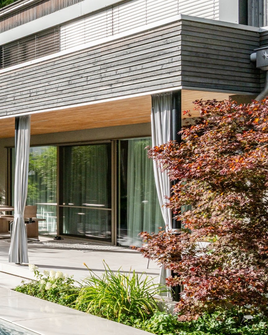 Ein Garten, der umhüllt.
Grün in allen Höhen, Formen und Strukturen: Die dichte Bepflanzung schafft in diesem Garten eine ganz besondere Atmosphäre und gleichzeitig viel Privatsphäre.
Großzügige Gehölze bilden den grünen Rahmen, während Stauden, Gräser und Hortensien für Leichtigkeit und immer neue Blickfänge sorgen. Dazwischen öffnen sich Wege, Terrasse und Pool – klare Flächen, die der üppigen Bepflanzung Raum zum Wirken geben.
So entstehen kleine Gartenräume, die man erst nach und nach entdeckt. Geschützt, lebendig und herrlich grün.
--------------------------------------------------------------
Planung: Christoph Rabl
Fotograf: Ferdinand Graf Luckner
#garteninspriation #gartenplanung #majuntke #majuntkegärtnervoneden #gärtnervoneden #mainburg #hallertau