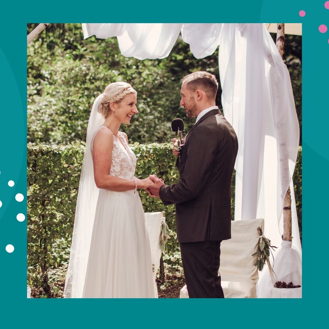 *Dieses Trauversprechen…*
… werde ich niemals vergessen: die beiden haben sich ganz genau überlegt, welche Worte ihren Partner am besten erreichen würden.
Da Sergej sehr zahlenaffin ist, hat @viczie90 ihr Trauverspechen mit ganz vielen Zahlen aufbereitet.
Beide haben ihr Trauversprechen komplett frei vorgetragen und ich stand glaub ich mit offenem Mund da, weil ich total baff war.
Auf den weiteren Bildern sieht man das Glück in den Augen der beiden so offensichtlich, dass ich euch diese Bilder einfach zeigen muss.
Fotos: @blickwinkel_diana_schmidt_
Location: @herkules_terrassen
#eheversprechen #hochzeit #freietrauung #wedding #jawort #liebe #traurednerin #heiraten #freierednerin #braut #bridetobe #vows #trauung #love #brautpaar #weddingvows #zeremoniegestalterin #weddingceremony #liebeserkl #liebeserklärung #liebesspr #ehegel #trauversprechen #liebeszitate #instabraut #lovequotes