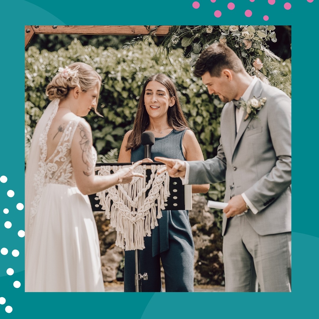 *Schnick-Schnack-Schnuck*
… so haben Natalie und Olli entschieden, wer mit dem Trauversprechen starten darf! Nicht nur dafür haben wir die beiden an ihrem großen Tag gefeiert!
Ein weiteres Highlight der Trauung war das „Ringe-Segnen“: die Ringe wurden an einer Schnur durch die Reihen der Gäste gegeben. Die Gäste konnten so den Ringen ihre guten Wünsche mitgeben.
Ich persönlich habe mich auch einfach mega gefreut, endlich mal auf @schlossmarienburg zu sein. Schließlich hatte ich dieses Schloss schon so lange auf Maps als Wunsch für mich markiert.
Fotograf: Martin Hoffmann www.primetimepictures.de
#schnickschnackschnuck #scheresteinpapier #trauversprechen #ringe #segnen #maps #highlight #weddingday #maihochzeit #mai2022 #wedding2022 #weddinginspiration #brautpaar #hochzeitsinspiration #verlobung #hochzeitsdeko #fotografie #instawedding #hochzeitsideen #instabraut #hannover #schloss #prinzessin #castle #märchenhochzeit #schlossmarienburg #marienburg