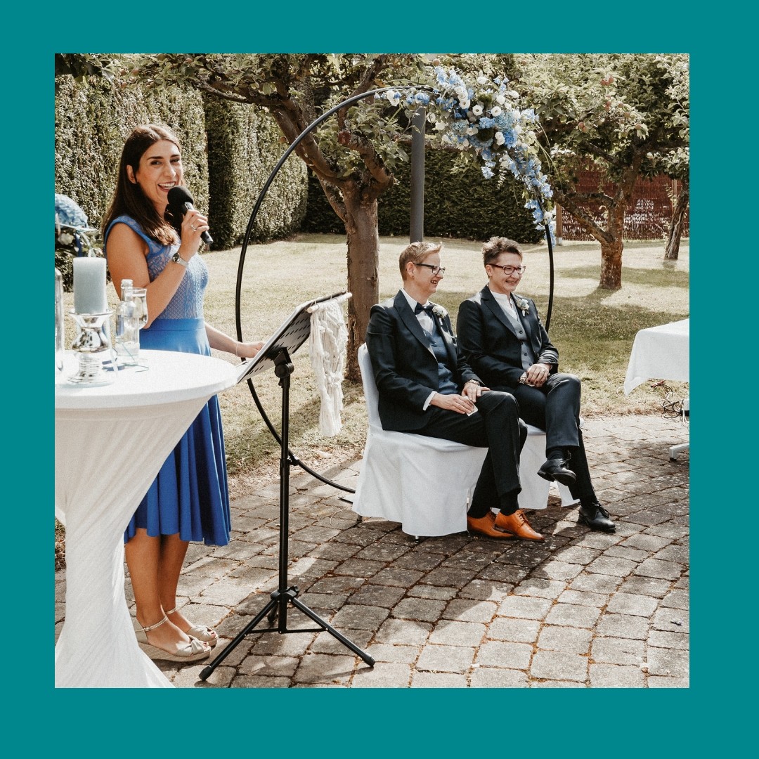 *?❤️? 2 Frauen, ?Hellsbells, ?Gin und ?Regenbogen-Fahnen*
Im Juli dieses Jahres durfte ich die Trauung von @yvonnespengel und Nicole begleiten.
@yvonnespengel und Nicole sind zwei Frauen, die man vom 1. Moment des Kennenlernens einfach ins Herz schließen muss. Gut, ich muss zugeben, ich habe keine Erinnerung an unser 1. Treffen (Blackout). Die beiden haben nämlich bei meiner eigenen freien Trauung die Türen beim Einzug in den Garten des @welcomehotel.badarolsen geöffnet und mir vorher noch mein aufgeregtes Händchen gehalten. (Beide arbeiten im @welcomehotel.badarolsen.)
Aber dann habe ich die beiden als Brautpaar kennenlernen dürfen und es war direkt klar: diese Trauung wird Besonders!
Ich bin so glücklich, dass @yvonnespengel und Nicole ihre Trauung auf 18 Uhr gelegt haben, da ich am Nachmittag bereits keine Zeit mehr hatte. Was eine Wertschätzung, die Uhrzeit der Rednerin anzupassen!
In der Trauung hat ein Highlight das andere gejagt:
➡️ Den Auftakt der Trauung hat ein Freund als Flowerboy gemacht, oder besser gesagt: performt! Dazu: das Glockenläuten von Hells Bells (ACDC).
➡️ Dann: Yvonne und Nicole zum Hochzeitsmarsch im Kleid. Die Kleider haben sie sich zu „Sing Halleluja“ ausgezogen und ihre Anzüge wurden sichtbar.
➡️ Als symbolische Handlung wurde der eigene Gin hergestellt: mit den Botanicals, die zu ihnen passen. Natürlich haben wir daraufhin mit Gin auf die Liebe von unseren Bräuten angestoßen.
➡️ Dann die Liebeserklärungen, bei denen ich mich selbst extrem zusammenreißen musste.
➡️ Zu dem Lied „Regenbogen-Farben“, grandios gesungen von @fenja2909, haben die Gäste jubelnd Regenbogenfahren geweht und die beiden einfach gefeiert.
Ich bin so dankbar, dass ich eure Liebe beschreiben und euer Glück mit euch feiern durfte!
Herzens-Fotografin: @nickywahle.photography
Mega Location-Empfehlung: @welcomehotel.badarolsen
Super Sängerin: @fenja2909
#Regenbogenhochzeit #2bräute #Garten #Highlight #Blumenjunge #flowerboy #Glockenläuten #hellsbells #acdc #Gin #Botanicals #Liebeserklärungen #instagay #lgbt #lgbtq #gaypride #gaylove #pride #loveislove #lesbian #love #homosexual #Jubel #Liebe #Glück #badarolsen #schlossbadarolsen #bestepaaare