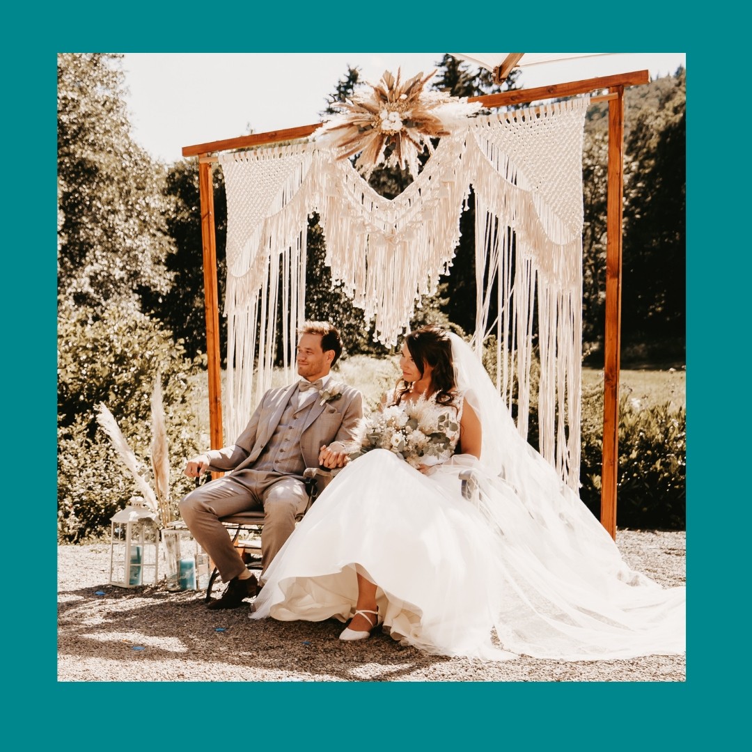 *Türkis ist nicht nur meine Farbe… *
… sondern auch die Farbe der Hochzeit von Sarah und Eike!
Vielleicht, weil die beiden das Wasser lieben?! Auf jeden Fall hat das Thema Wasser auch eine Rolle in der Rede gespielt!
Eine Besonderheit der Trauung hier auf dem Gutshof Itterbach war, dass sich @x_saaaarah_x und @eike_jtp ihr Trauversprechen nicht ganz klassisch gegeben haben. Auf dem 2. Bild seht ihr, wie ich das Trauversprechen im Namen von den beiden jeweils vorlesen durfte. Ich war also die Stimme aus dem „Off“ während das Hochzeitspaar die eigenen Worte genießen und sich dabei ganz vertraut an den Händen halten und tief in die Augen schauen durften.
Und dann gab es aber noch ein paar Zeilen im Trauversprechen, die einfach nicht vor allen gesagt werden sollten. Daher haben @x_saaaarah_x und @eike_jtp je einen kleinen Brief ausgetauscht, auf dem ihr Trauversprechen fortgeführt war. Während die beiden diesen Brief gelesen haben, hörten die Gäste noch ein Lied.
Das letzte Foto zeigt das wundervolle Bild von @paperboat_arts, das ich als Dank bekommen habe und seit dem mein Büro schmückt! Ich liebe dieses Bild und bin so stolz, dass Sarah es mir gemalt hat!
Ich bin immer noch so begeistert von den Blumen, @Ulala_decor und dem Traubogen, @makramee_by_kimberly!
Außerdem bin ich ganz gespannt auf das Video von @format.21!
Danke an @nickywahle.photography für 4 wundervolle gemeinsame Hochzeiten dieses Jahr und diese tollen Bilder! Und danke fürs zusammen Abgehen im @willingerbrauhaus am Abend nach dem Begleiten dieser Hochzeit!
#trauversprechen #eheversprechen #hochzeit #freietrauung #freierednerin #traurednerin #jawort #bridetobe #hochzeitsrednerin #freietraurednerin #hochzeitsplanung #trauung #trauzeremonie #vows #weddingvows #freietrauungen #trauredner #türkis #handlettering #aquarell #wasser #paperboat #brauhaus #brauhauswillingen #gutshofitterbach #sonne