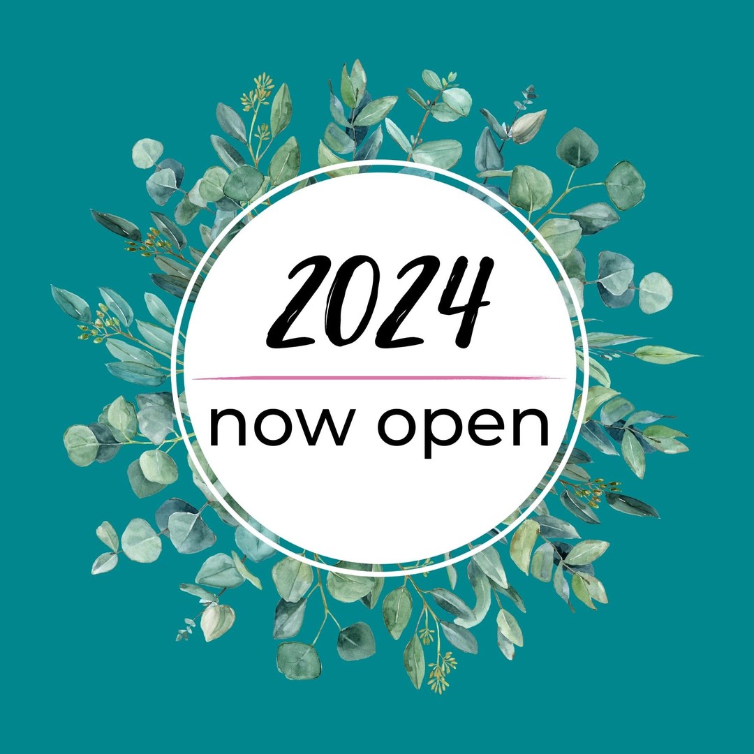 *2024: NOW OPEN*
Ab heute nehme ich Anfragen für 2024 entgegen.
Das heißt natürlich nicht, dass ich für 2023 schon komplett ausgebucht bin, aber bisher war für mich 2024 noch in so weiter Ferne, dass ich noch keine Angebote dafür herausgeschickt habe. Doch nun ist meine Trau-Saison 2022 zu Ende und ich öffne die Türen auch für 2024.
Danke an alle, die geduldig gewartet haben und mir so liebe Nachrichten geschrieben haben wie: „Damit der Wunschtermin auch mit dir zusammen stattfinden kann, möchte ich den Start der Terminvergabe nicht verpassen“. Also hier ist er: der Start der Terminvergabe!
Tipps:
- Fragt am besten über das Anfrageformular auf meiner Website an, damit ich direkt alle Informationen habe, um euch schnellstmöglich ein Angebot zu schicken.
- Meine aktuelle Verfügbarkeit findet ihr immer auf meiner Website unter: sophiehocke.de/freie-trauung.
Ich freue ich mich auf euch!
#saison2024 #booking #open #vorfreude #angebote #anfragen #terminvergabe #wedding2024 #summer2024 #freietrauung2024 #start #motivation #love #business #instagram #entrepreneur #goals #summer #passion #calendar #kalender #planner #website #freietrauung #zeremonie #hochzeit