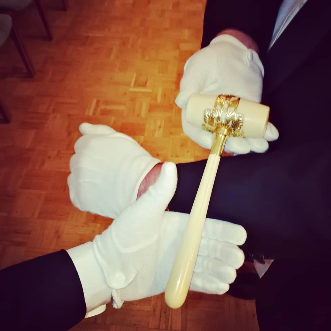 Nach den Logenferien und der Corona bedingten Pause fand gestern die erste Tempelarbeit im neuen Maurerjahr statt. Auf dem Bild seht ihr die zeromonielle Hammerübergabe vom alten an den neuen Meister vom Stuhl. Die Ämter der Loge werden alle 4 Jahre neu gewählt. Ihr habt Fragen zur rituellen Arbeit oder allgemein zur Freimaurerei? Meldet euch gern!
#freimaurer #herder #freemason #herderloge #freimaurerbremen #logenmeister #ritual #männerbund #selbstfindung #symbology #selbstreflektion