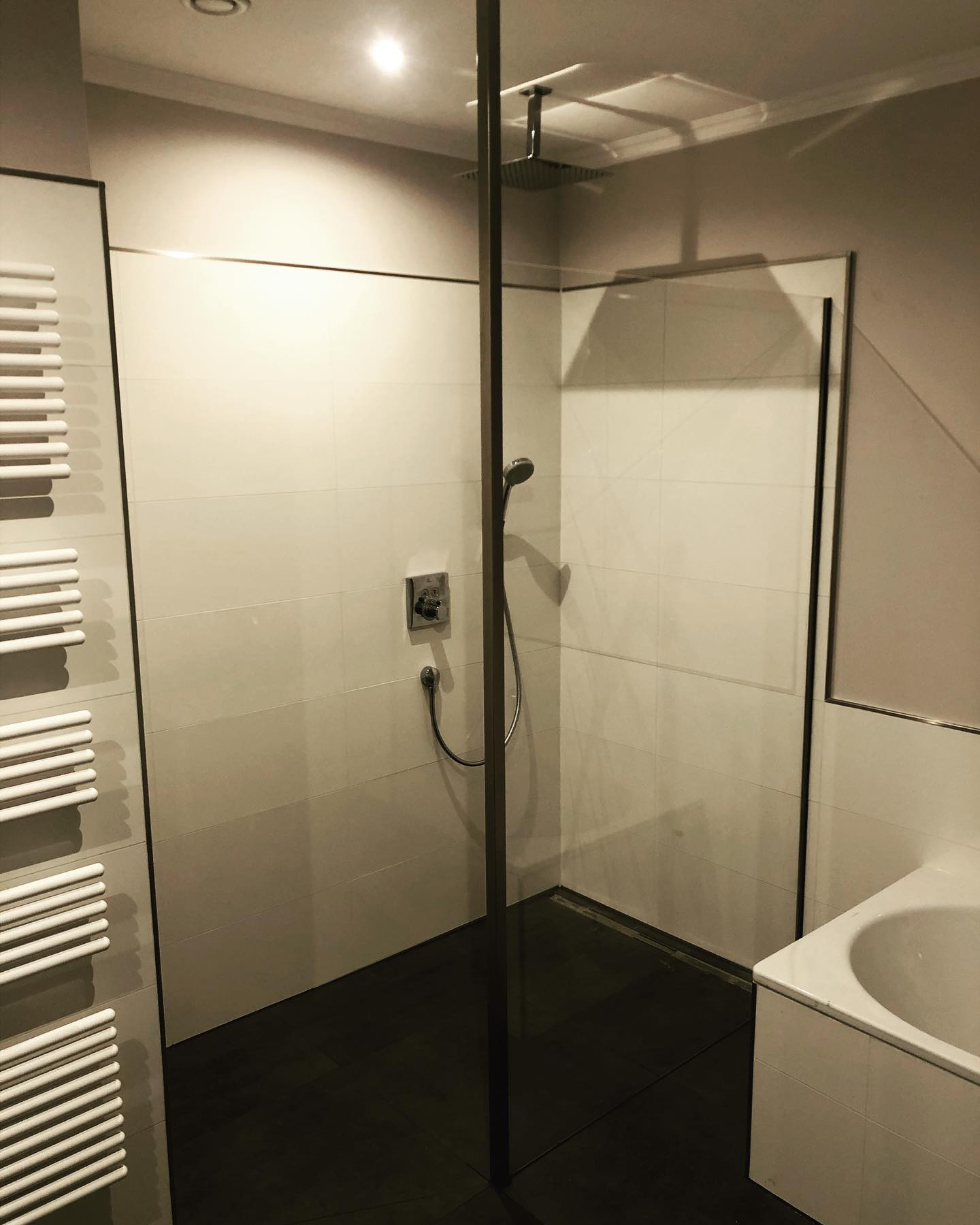 ?www.glas-hintelmann.de?
Hallo von uns zur Mitte der verkürzten Arbeitswoche nach Ostern! Wir sind ausgeruht und mit guter Laune in die neue Arbeitswoche gestartet und zeigen euch heute eine uns montierte Walk-in-Dusche mit Eckpfosten:
Diese haben wir nämlich mit spezieller Beschichtung verbaut, sodass unser Kunde jetzt ein besonders pflegeleichtes Bad hat. Dazu haben wir Ihm noch eine Schamwand aus Milchglas verbaut, welche von Klemmprofilen gehalten wird.
Für mehr Infos zu unserer Produktpalette schaut gerne auf unserer Website vorbei oder kontaktiert uns direkt ?.
?www.glas-hintelmann.de
?Tel.: 04261956660
?Mail: info@glas-hintelmann.de