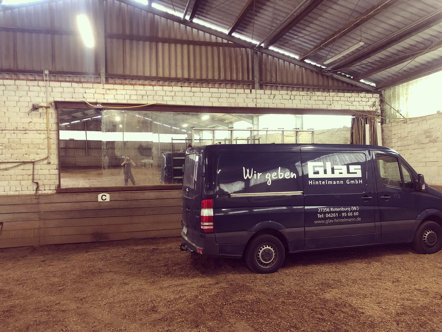 ?www.glas-hintelmann.de?
Zum Start ins Wochenende haben wir noch schnell einen Reithallenspiegel in Lüneburg repariert:
Hier hat ein Pferd durch einen Tritt den Spiegel so beschädigt, dass wir zuerst die für die Tiere gefährlichen Splitter entfernt und dann die kaputten Teile des Spiegels ausgetauscht haben. Der neue Spiegel fügt sich perfekt in das Fugenbild des bestehenden Objekts ein, sodass die Reithalle jetzt wieder vollständig nutzbar ist.
Für mehr Infos zu unserer Produktpalette schaut gerne auf unserer Website vorbei oder kontaktiert uns direkt ?.
?www.glas-hintelmann.de
?Tel.: 04261956660
?Mail: info@glas-hintelmann.de