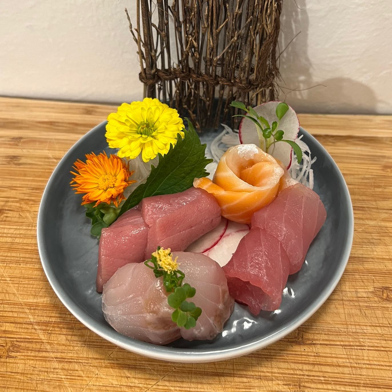 8 Piece Sashimi course made with Albacore, Bluefin Tuna, King Salmon, & Striped Bass.
Need A Private Sushi Chef???
My name is Julian & I specialize in providing a private Omakase (Chef’s Choice) experience throughout Southern California!
I mainly work around my own interpretation of traditional Japanese sushi with a slight hint of French & Peruvian inspired flavors!
Follow me @asurfersushichef??♂️
Check out my website: www.asurfersushichef.com?
(Link In Bio)⬆️?
Available for small private parties hosted in Santa Barbara, Ventura, Los Angeles, Orange, and San Diego County!
**If given at least a month’s notice, I may be able to travel up to Central and Northern California. Please don’t hesitate to ask!
Please DM me for menu inquiries or any other questions!
#asurfersushichef #sushi #nigiri #sashimi #maki #omakase #sushicatering #sushichef #freshfish #michelinguide #surfing #privateomakase #sashimiplatter