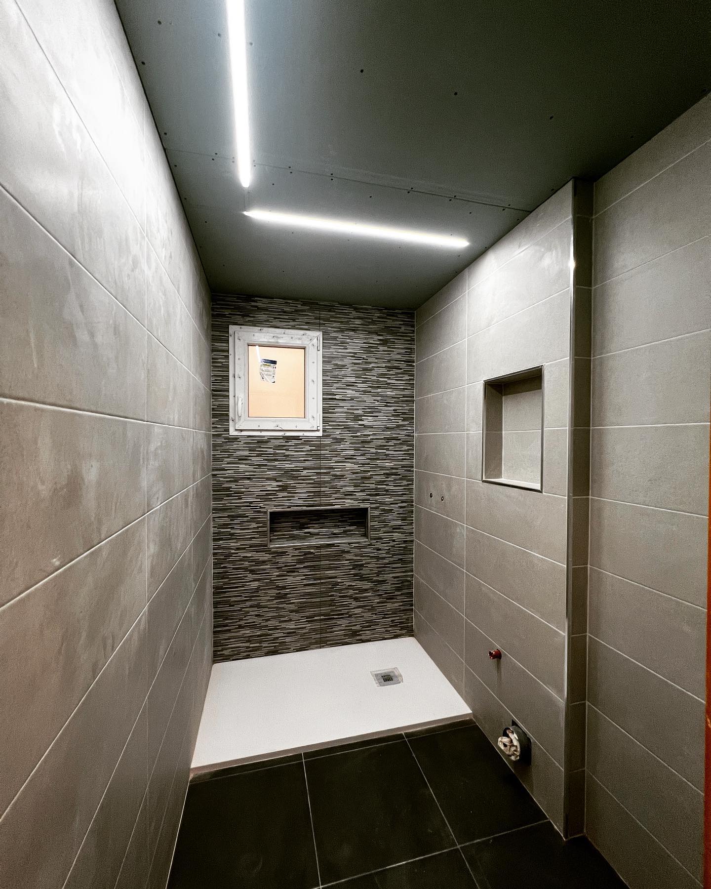 Proyecto de rehabilitación integral de baños.
Ampliación del espacio, instalación de Techo de PLADUR y luces con registro, Alicatado de paredes y suelo, instalación de plato de ducha e instalación de ventana. #reformasbaño #reformas #reformasvalencia #pladur #montadorespladur #remodelacion #montajepf #platosducha #mamparas
? https://www.montajepf.com