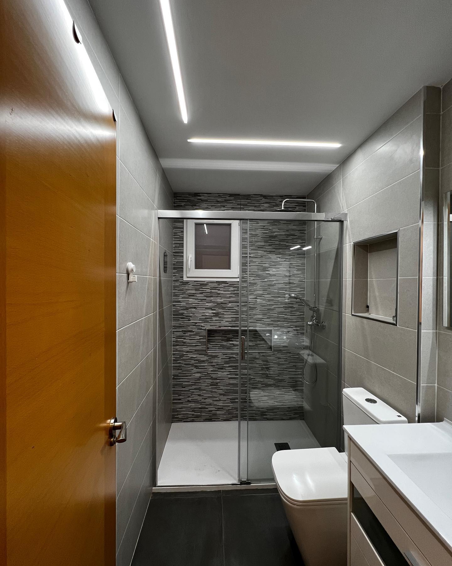 Baño reformado ✅ así es como ha quedado el “después”. Techo de PLADUR con leds, mampara y plato de ducha, instalación de sanitarios y lavamanos, alicatado en suelo y paredes ?✅
Visita más de nuestro proyectos en https://www.montajepf.com
#reformas #reformadecasa #reformabaño #decoracionyhogar #bañosbonitos #pladur #mamparas #reformasintegrales #valencia #reformasvalencia