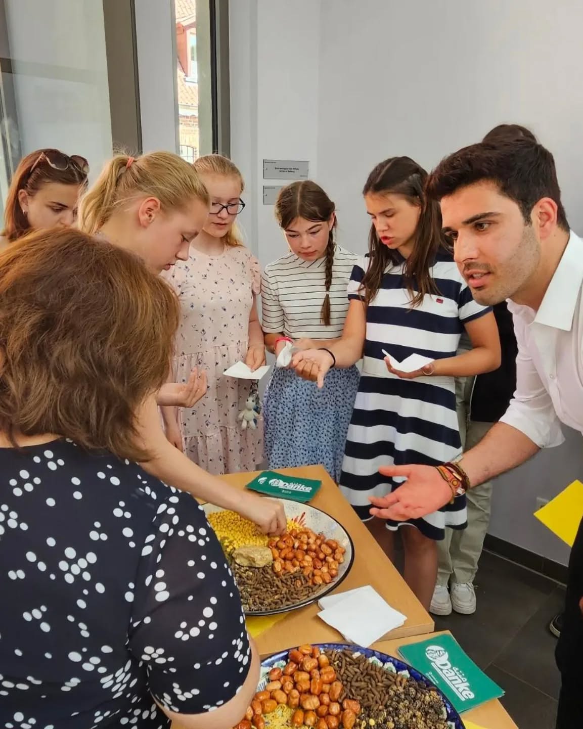 Spendenlauf des Internats Schloss Rohlstorf für MINAH e.V.
Wir möchten uns von ganzem Herzen bei allen Schüler*innen bedanken, die an dem Spendenlauf des Schloss Rohlstorf teilgenommen haben und fleißig für MINAH e.V. gelaufen sind. Ein besonderer Dank gilt auch all jenen, die sich die Zeit genommen haben, dieses Event zu organisieren und natürlich an alle Spender*innen. Eure großzügigen Spenden sind von unschätzbarem Wert und werden dazu beitragen, dass wir weitere alleinstehende Frauen aus Kabul in unser Patenschaftsprogramm aufnehmen können und ihnen damit ein kleines Stückchen (finanzielle) Sicherheit und Unabhängigkeit im harten Leben unter den Taliban geben können
https://www.ln-online.de/gesundheit/hilfe-fuer-frauen-aus-afghanistan-schueler-aus-rohlstorf-unterstuetzen-mit-spendenlauf-GZWVC4BZLBFYJGSC6DCLLMVAQU.html