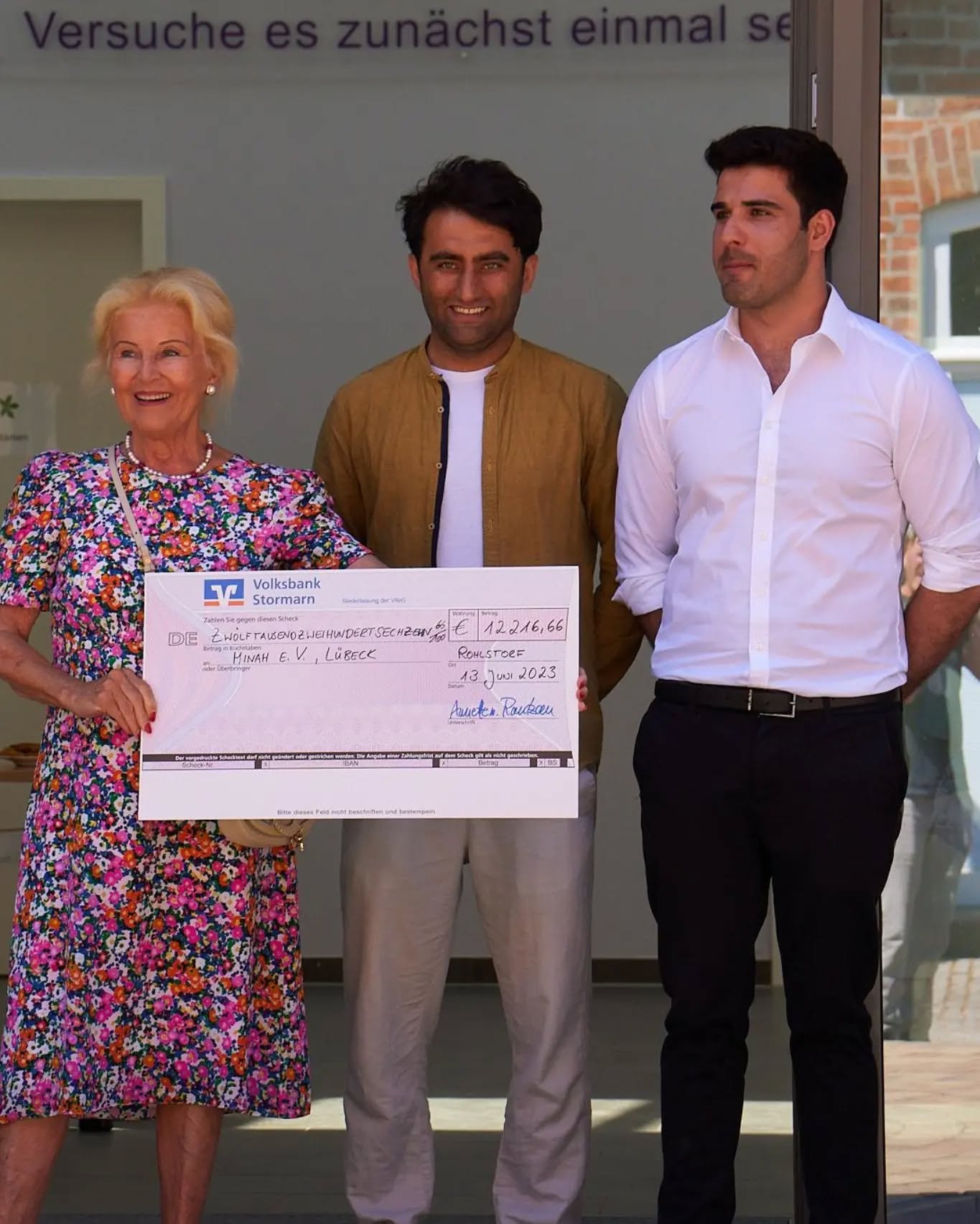 Spendenlauf des Internats Schloss Rohlstorf für MINAH e.V.
Wir möchten uns von ganzem Herzen bei allen Schüler*innen bedanken, die an dem Spendenlauf des Schloss Rohlstorf teilgenommen haben und fleißig für MINAH e.V. gelaufen sind. Ein besonderer Dank gilt auch all jenen, die sich die Zeit genommen haben, dieses Event zu organisieren und natürlich an alle Spender*innen. Eure großzügigen Spenden sind von unschätzbarem Wert und werden dazu beitragen, dass wir weitere alleinstehende Frauen aus Kabul in unser Patenschaftsprogramm aufnehmen können und ihnen damit ein kleines Stückchen (finanzielle) Sicherheit und Unabhängigkeit im harten Leben unter den Taliban geben können
https://www.ln-online.de/gesundheit/hilfe-fuer-frauen-aus-afghanistan-schueler-aus-rohlstorf-unterstuetzen-mit-spendenlauf-GZWVC4BZLBFYJGSC6DCLLMVAQU.html