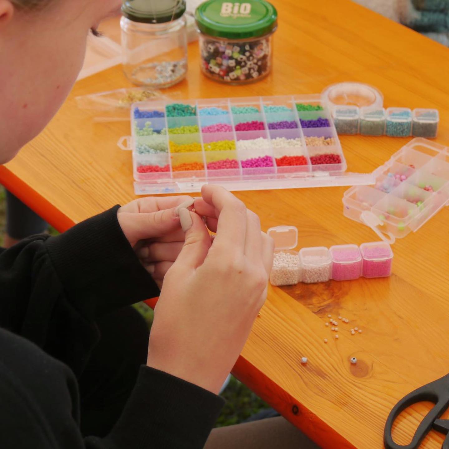 Auch dieses Lager steht Perlen basteln wieder hoch im Kurs. ✨ Viele farbenfrohe Schmuckstücke wurden bereits geknüpft und werden seitdem auch nicht mehr abgelegt. 😉
#diy #zeltlager2023 #kolpingjugendsteinheim #kjsth #perlenschmuck