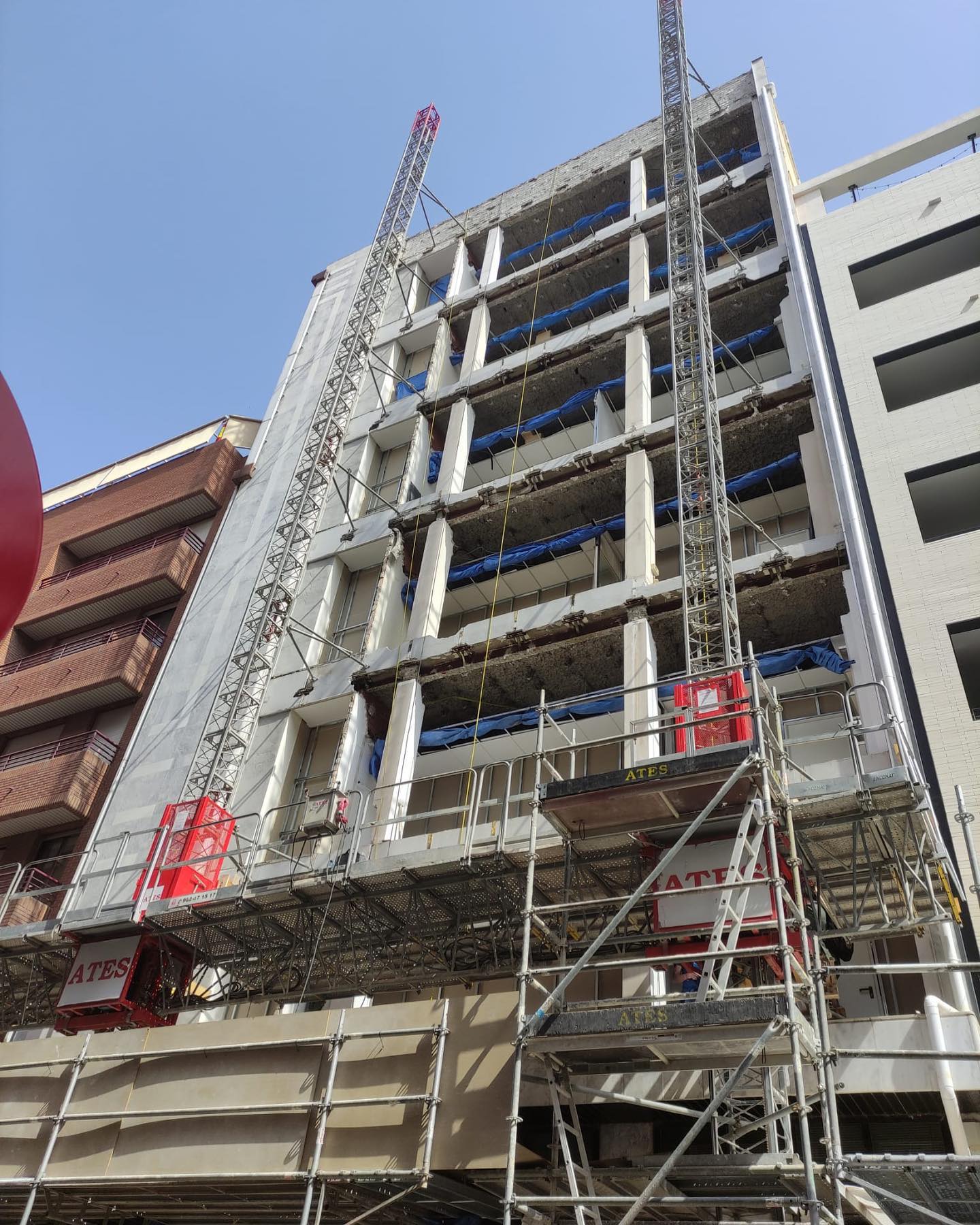 Se empieza obra en remodelación de fachada con sistema Glasroc y ventanales ‼️ Tras la demolición de los muros y la creación de un paraban intermedio procedemos a crear la estructura para fachada exterior