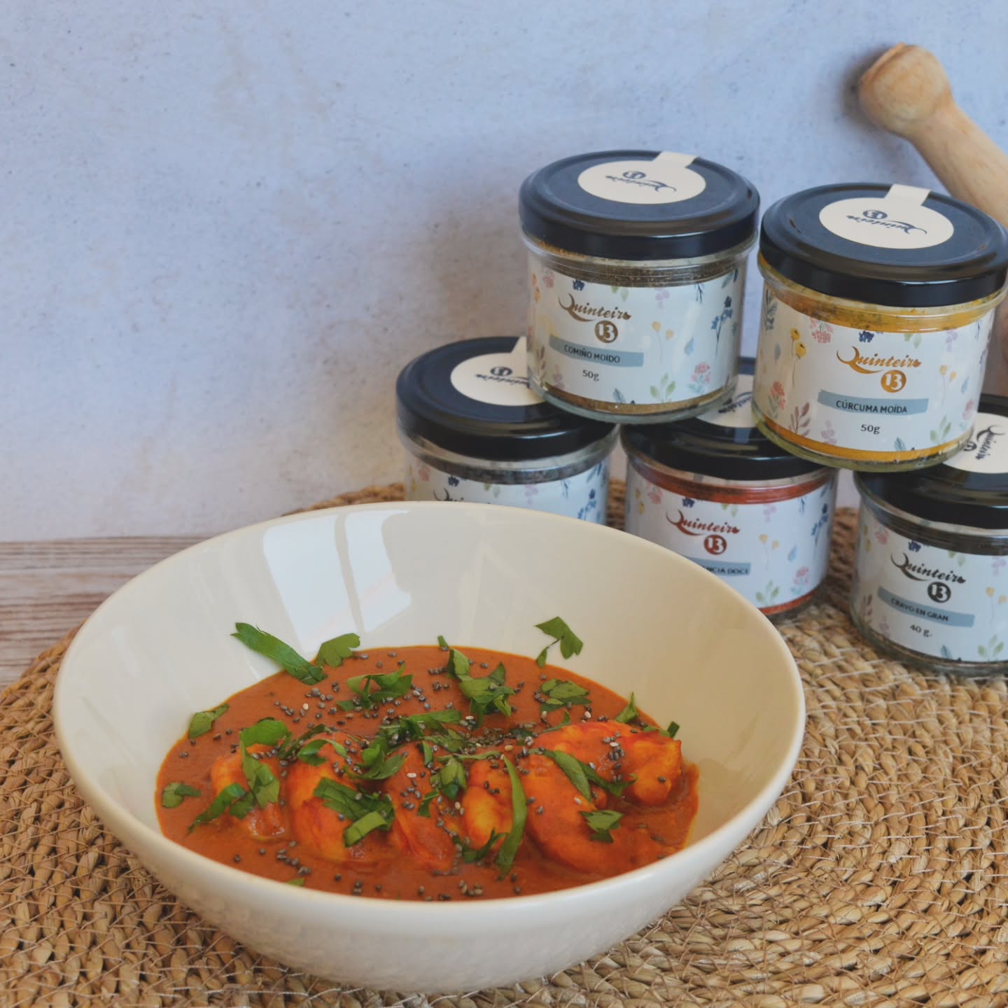 🛰️: Os amigos de @quinteirodoce teñen unhas especias boísimas baixo a marca Quinteiro13.
O seu catálogo inclue unha ampla variedade de produtos pero nós escollimos o seu comiño, cúrcuma, pemento doce moído e cravo en grao para elaborar este delicioso curry de Lagostinos. Estaba para chupar os dedos!!!
➡️ Deixámosvos a receita completa en fogons.gal
(link na descripción do perfil)
🇪🇸: Los amigos de @quinteirodoce tienen unas especias buenísimas con la marca Quinteiro13.
Su catálogo incluye una amplia variedad de productos, pero elegimos su comino, cúrcuma, pimientón dulce y clavo en grano para hacer este delicioso curry de langostinos. ¡Estaba para chuparse los dedos!
➡️ Os dejamos la receta completa en fogons.es
(link en la descripción del perfil)
#fogons #recetasfaciles #recetas #receitas #receitasengalego #cociña #cociñaengalego #foodie #instagood #comida #instaengalego #engalego