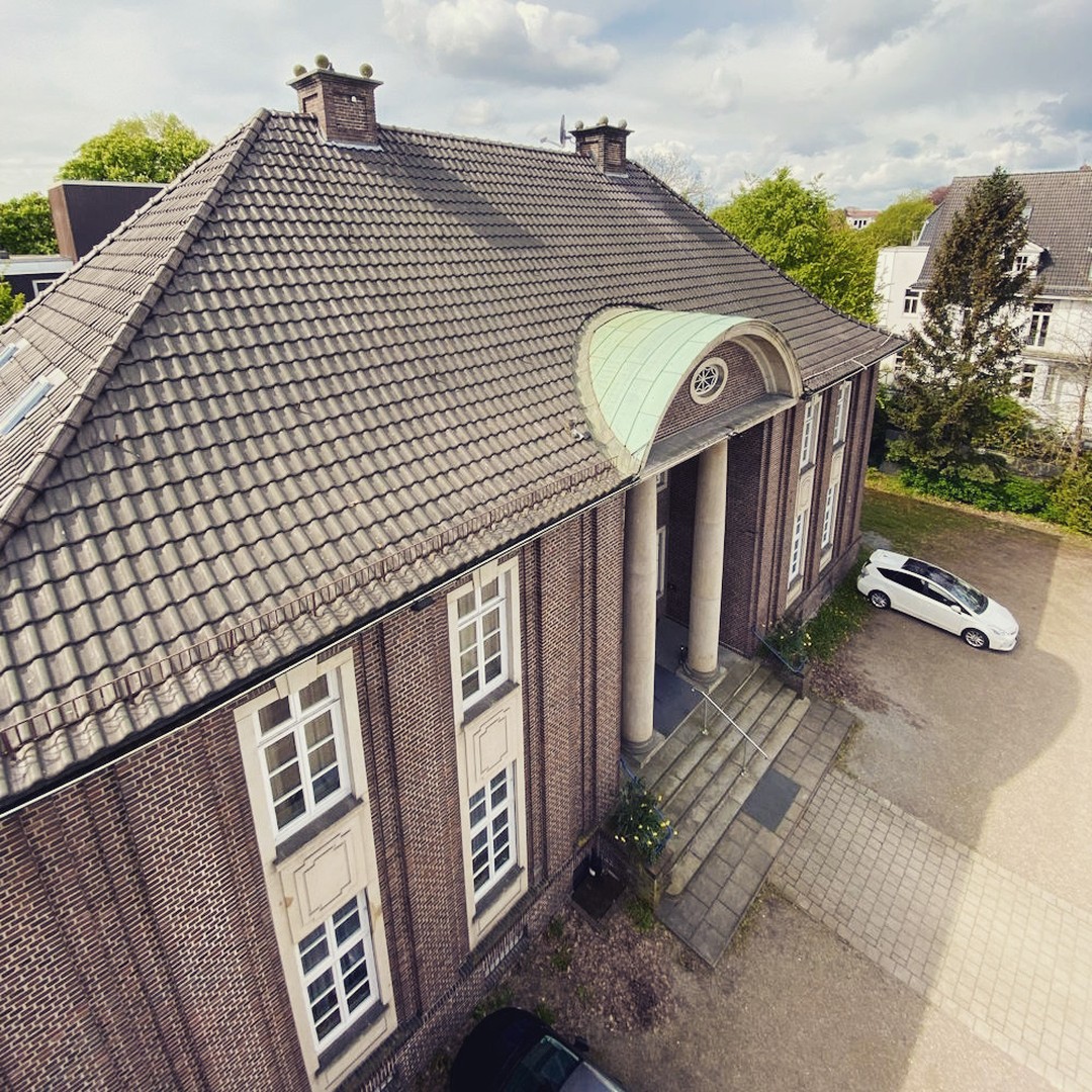 „Um klar zu sehen, genügt oft ein Wechsel der #Blickrichtung“ (Antoine de Saint-Exupéry / 1900 -1944).
Folglich heute einmal ein ungewöhnlicher Blick auf unser schönes Bremer #Logenhaus.
#freimaurer #freemason #freimaurerbremen #bremerlogenhaus #bruderkette #selfcare #selbsterkenntnis #sinnbild #bremen #Freimaurerei #antoinedesaintexupery