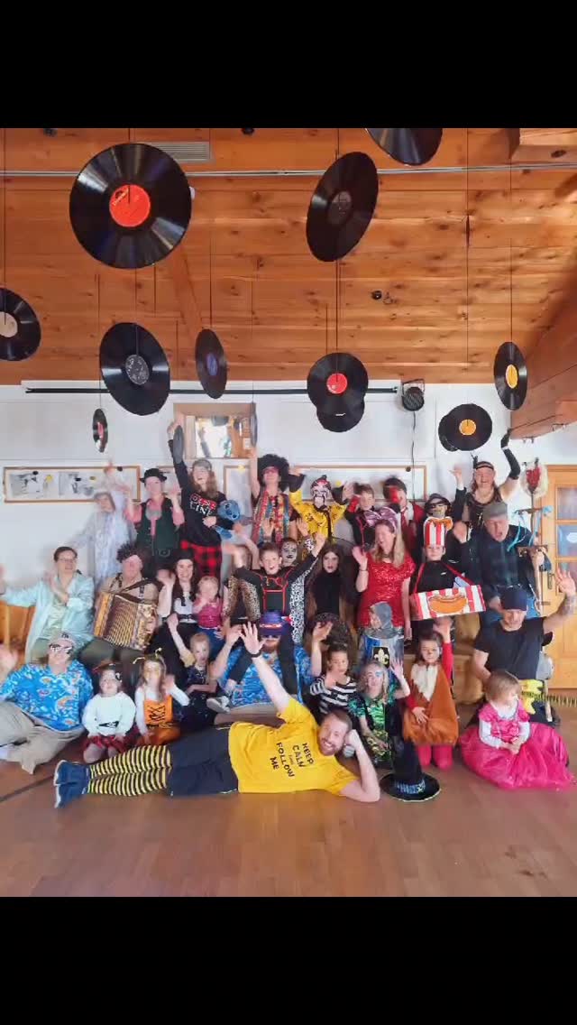 Hier sind ein paar Einblicke in unseren gestrigen Jugendfasching. Voller Spiele, Spaß, Tanz, guter Laune und feinem Essen. ??
Herzlichen Dank an unsere Jugendleiter, Musiker und fleißigen Helfer, die unseren Kindern und Jugendlichen so einen tollen Vormittag beschert haben. ?
#Trachenjugend #Tradition #Fasching #Kostüme #Gaudi #Tanz #Spiele #Krapfen