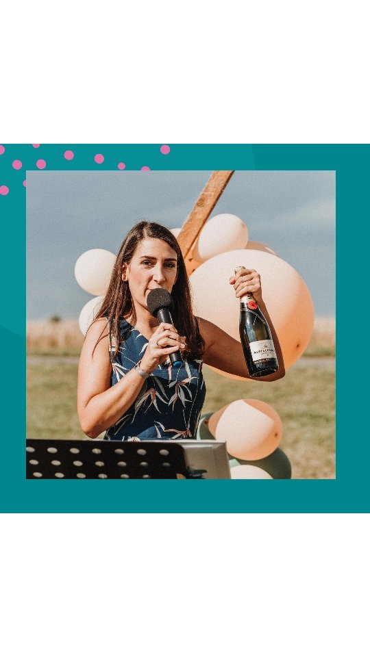 *Wenn man als freie Rednerin ein freies Wochenende hat…*
…, weil die Hochzeitssaison vorbei ist.
Dann mal: Prost! Auf diese Saison 2021!
Denn, hätte mir jemand im Frühjahr gesagt, dass dieser Sommer und Herbst so der Oberhammer wird, dann hätte ich ihm nicht geglaubt. Ich blicke überglücklich auf diese Saison zurück. Ich habe gelernt, flexibler zu sein und all das Glück, das ich erleben darf, einfach zu feiern, wenn es da ist.
Nachdem ich seit Juni an fast jedem Wochenende Trauungen hatte, ist es jetzt etwas befremdlich, samstags frei zu haben.
Aber: bald starte ich schon wieder mit den Traugesprächen und Reden für nächstes Jahr, sodass direkt riesige Vorfreude auf nächstes Jahr aufkommt.
Foto im Titelbild von @himmelblau_fotografie auf der Hochzeit von @s_t_e_f_f_i_h und Christian.
#freizeit #freieswochenende #prost #auf2021 #dankbar #traugespräche #rede #flexibel #hochzeitssaison #vorfreude #wedding2022 #weekend #motivation #abenteuer #reisen #auszeit #hobby #besterjob #herzensjob #arbeit #glück #saison #sommer2021 #summer2021 #sommerhochzeit #freietrauung