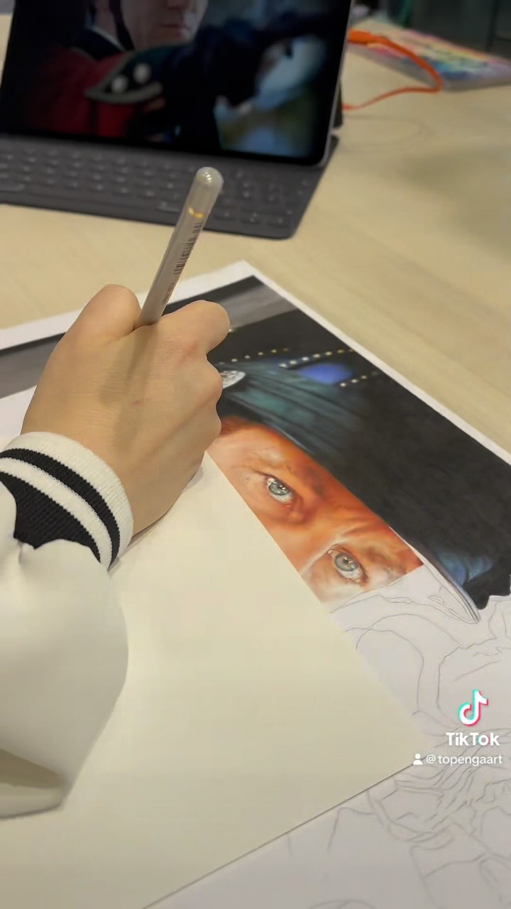 Great moments at the Hahnemühle booth @creativeworld.frankfurt ❤️
Don’t miss the opportunity to stop by the Hahnemühle booth, you still have the chance until January 30th. There are more great artists and products waiting for you, including the new Natur Line paper Sugar Cane Watercolour!
Hahnemühle booth @ Hall 1.2 / A21
Materials used at the fair: Hahnemühle Bristol drawing paper and Faber-Castell Polychromos artist coloured pencils. Thanks to Faber-Castell for providing the drawing material!
.
.
.
.
#hahnemühle #hahnemuehle #hahnemühlepaper #creativeworld #creativeworld2024 #meettheartist #messefrankfurt #artistpaper #realisticart #realisticdrawing #coloredpencildrawing #fabercastellpencils #fabercastellpolychromos #polychromos #unbezahltewerbung #rana18art #topenga #topengaart
