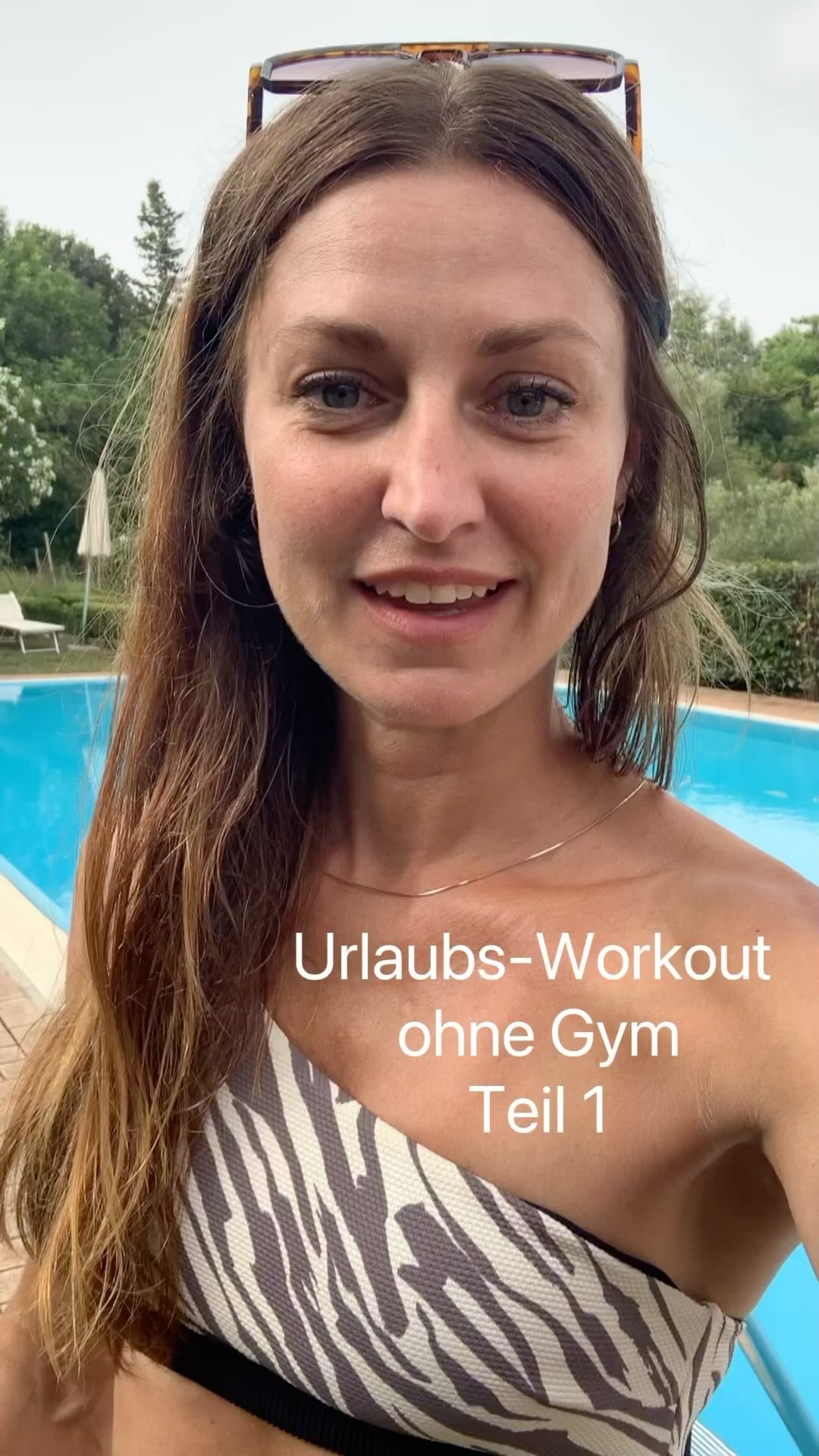 Urlaubsworkout ohne Gym
Da trainieren wir die ganze Zeit und im Urlaub gibt es dann kein Gym. Das kann eine ganz schöne Herausforderung sein, da das Training körperlich aber auch mental fehlt. Man kann jedoch immer Übungen in den Urlaubsalltag einbauen.
Treppen nehmen, lange Spaziergänge machen, ein paar Runden mehr im Pool oder Meer schwimmen, den Koffer als Gewichtstraining nutzen. Es gibt da Möglichkeiten ?
In den nächsten Beiträgen zeige ich dir verschiedene Übungen, die du gut durchführen kannst (Männer & Frauen im Übrigen). Da uns Gewichte fehlen, kannst du in diesem Fall gut über Wiederholungen arbeiten. Fordere dich heraus und steigere deine Wiederholungen oder mache einen Satz mehr.
Viel Spaß dabei ? und lass gern einen Kommentar da, ob dir die Übungen gefallen haben.
Personal Training & Ernährungsberatung kannst du bei mir buchen. Schick mir gern eine DM oder gehe über das Kontaktformular auf meiner Website
https://www.bite-and-balance.com/
Bikini @nakariandlui_beachwear
Location @imoresani
#biteandbalance #personaltraining #achtsamkeit #summer #ernährung #sport #fitimalter #gesundleben #sommerzeit☀️