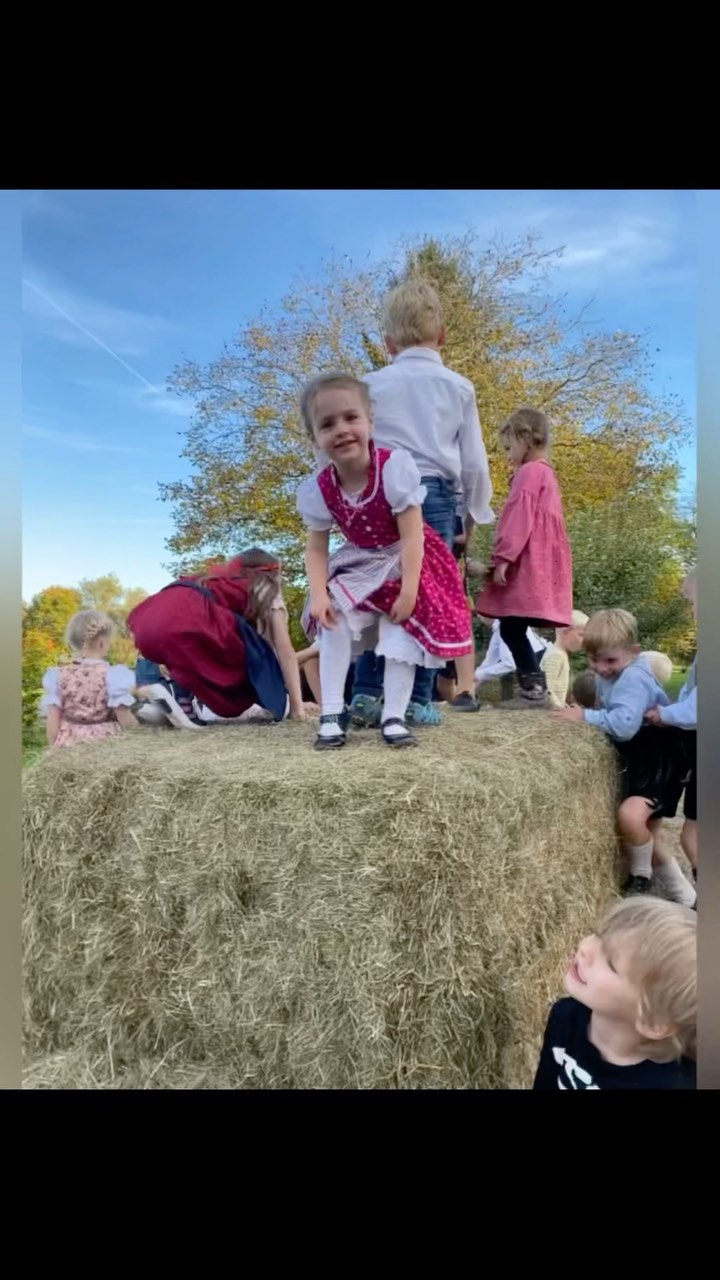 Und scho wieder ein Jahr vorbei! Heut hat einfach alles gepasst, danke an alle die unsere Kirta besucht, und alle die uns fleißig unterstützt haben! Wir freuen uns aufs nächste Jahr ?
#kirta #auszogne #feierei #sonntag #diessen #diessenamammersee #dirndl #lederhosen #lebensgefühl #jugend #scheewars #heu #heuballen #hutschn