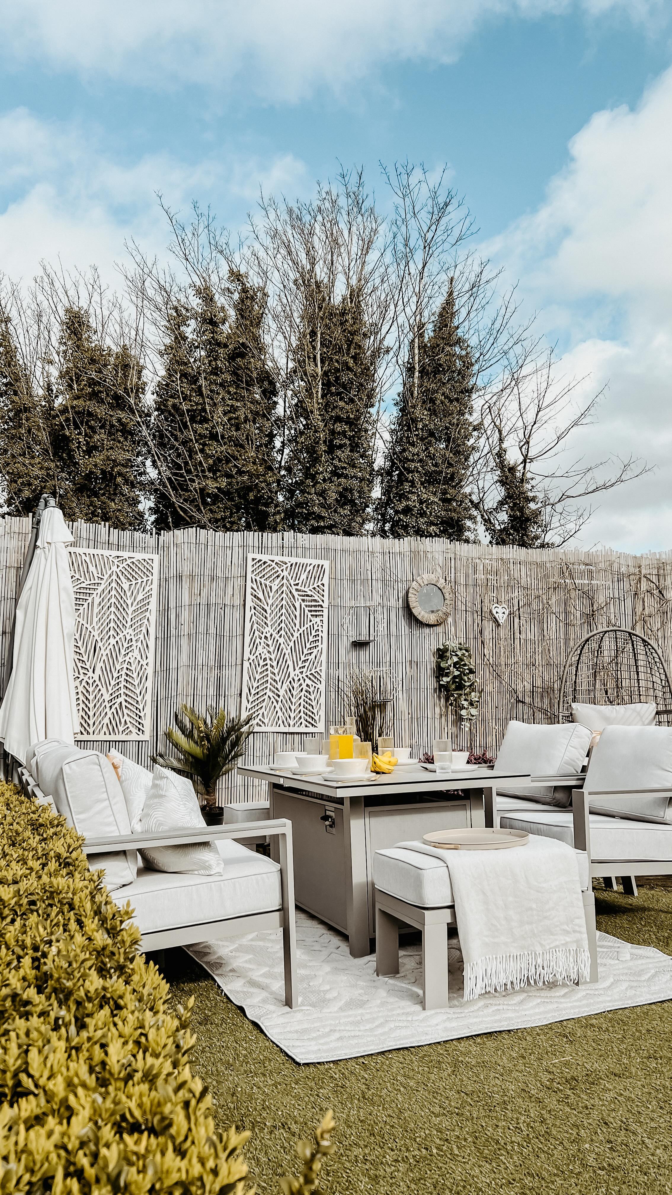 SPRING REFRESH ?
~ good morning, Sophie here ??
~ now, my garden isn’t your typical insta-esc space, with acres of land and immaculate setting. We’re a real family, living in a 3 bed renovation, with 2 under 2 and a mucky pup ?
~ if the sun comes out, it doesn’t matter if it’s -4 degrees, us Northeners are out, we don’t take any glimpses for granted ?
~ a quick tidy, re-hang all that’s been blown off in the storms and time to set the table to enjoy time outside, before the next one hits ?️
Featured Set:-
Melbury Lounge Dining Fire Pit Set in TAUPE ? for 2024! ✨