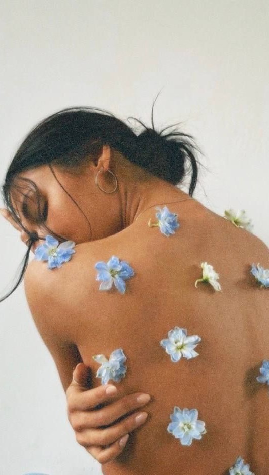 Les probiotiques dont je parle, c’est au sens commun de complément alimentaire contenant des bactéries.
Ils ont l’avantage de travailler la flore intestinale, ce qui peut avoir un impact positif sur le microbiote cutané et sur les inflammations comme l’acné, l’eczéma, et la rosacée, c’est pour ça que tu as peut-être ressenti une amélioration de ta peau après une cure.
Toutefois, il y’a plusieurs points que tu n’as pas en tête !
• Tu ne connais pas l’état actuel de ton microbiote et quels sont les souches de bactéries qu’il te manque ou que tu as en surnombre donc à l’évidence quelles souches tu aurais potentiellement besoin.
• Tu ne sais pas si la paroi de ton intestin est imperméable ou poreuse. Si tu souffres de leaky gut (l’intestin passoire), rajouter un milliard de bactérie d’un coup va passer ta paroi et passer dans ta circulation sanguine et BAM ? ça explose et sort par ta peau. Tu te retrouves avec plus de boutons qu’au départ ou ta rosacée flambe.
• Certaines personnnes peuvent ne pas supporter les probiotiques en raison de sensibilités individuelles ou d’une réaction de leur système digestif à l’introduction de nouvelles bactéries, entraînant des symptômes comme des ballonnements ou des gaz.
• Toutes les souches de probiotiques ne se valent pas. Il est crucial de choisir des souches spécifiques qui ont été scientifiquement prouvées pour traiter des conditions cutanées spécifiques.
• Chez une personne immunodéprimée, les probiotiques peuvent tirer avantage de la faiblesse immunitaire de la personne et devenir des souches opportunistes, responsables d’infections (voir des infections systémiques). Je pense aux personnes qui souffrent de Verneuil et qui sont sous traitement Humira.
En bref une accumulation de bactéries dans l’intestin grêle mal choisies (en terme de souches et de mauvais timing) peut être délétère et te faire plus de mal que de bien.
Pour privilégier la prise de probiotiques, je te recommande 100x d’agir via ton alimentation.
Et toi dis moi comment tu réagis avec les cures de probiotiques en général ?
| probiotiques, acné, rosacee, eczéma, maladie de Verneuil, naturopathie, intestin, santé |