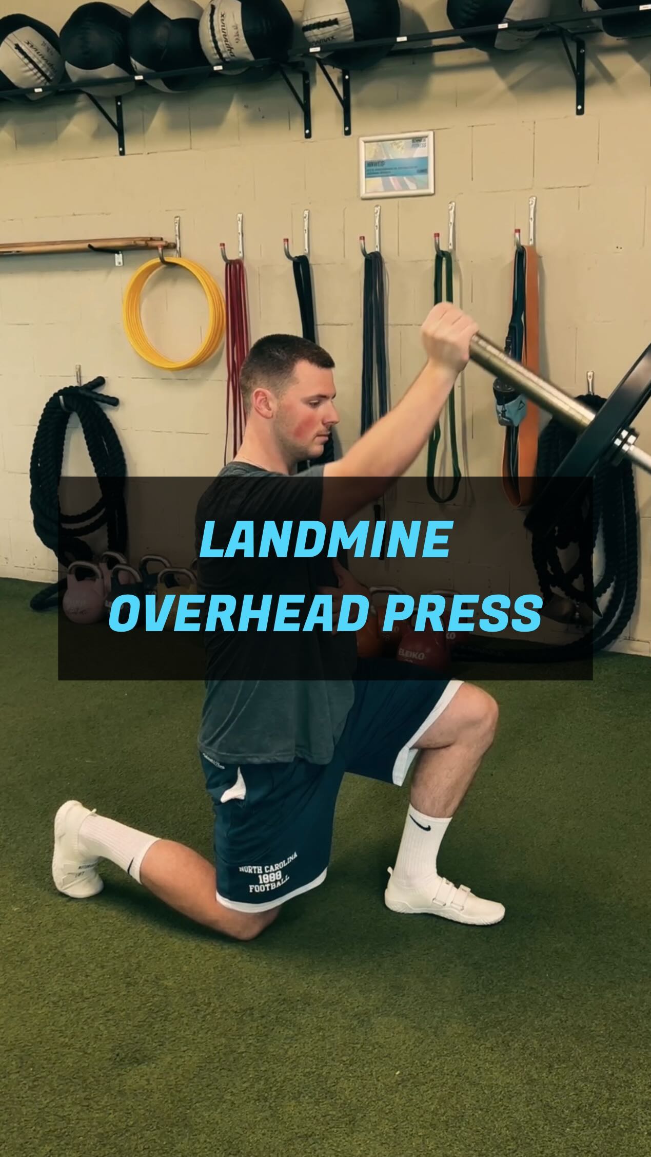 Starke Schultern im Fokus ??️♂️ #ÜbungDerWoche: Landmine Overhead Press!
Wer von euch hat schon mal diese Übung ausprobiert? Teilt eure Erfahrungen mit uns in den Kommentaren! ?
.
.
.
#gym#workout#workoutoftheday#upperbodyworkout#workoutoftheweek#schultertraining#shoulderworkout#shoulderstrength#landmineworkout#landmineoverheadpress#personaltrainer#personaltraining#fitness#schmiedefitness#fitnessstudio#muskelaufbau#muskelaufbautraining#musclebuilding#bonn#bornheim#alfter