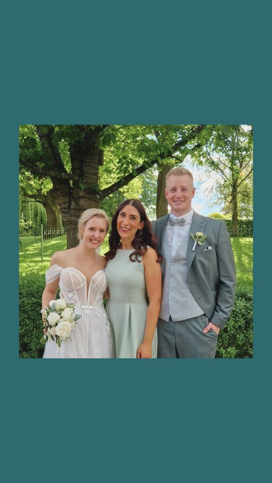 *Trauung von @mild_leo_ und Philipp*
Die Trauung hat aufgrund des zuvor unsicheren Wetters drinnen im wundervollen Wintergarten des @schloss_landau stattgefunden. ?
Danach konnten wir bei Sonnenschein den Sektempfang draußen machen, begleitet von zwei Highlights: @liloucoffee und @verafilipponi. ☕️?
Besonders gefreut hab ich mich, heute mal wieder @yvonne_dietzel_photography gesehen zu haben. ?
Mit vollem Herzen bin ich dankbar und dancend nach Hause gefahren. ?❤️
#freietrauung #schlosslandau #streichquartett #coffeebike #flatwhite #lilletwhitepeach #wedding2024 #weddinginspro