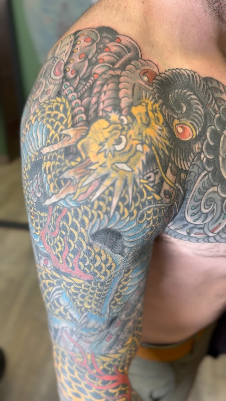 Cover de manga entera con pecho. Un trabajo complicado pero con un resultado muy bueno. Gracias por la confianza y la constancia en las sesiones Daniel y sobre todo el aguante.
#japanesetattoo #ciberjapanesetattoo #madridtattoo #covertattoo @latorretattoo #chamberitattoo