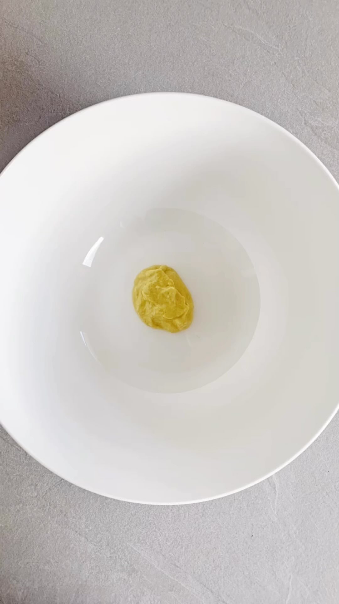 Spargelzeit-yeah!
Und da sag noch jemand Spargel wäre langweilig…pfff! Alles ist langweilig, wenn man nix daraus macht ??♀️
Ich habe hier einen lauwarmen Spargelsalat gezaubert, der natürlich alle wichtigen Makronährstoffe enthält und mit Mikronährstoffen glänzt! Ein Tipp: lasst die Pellkartoffeln abkühlen, denn dabei verändert sich die chemische Struktur und resistente Stärke entsteht. Diese kann schlecht von unserem Organismus aufgenommen werden (weniger Kalorienzufuhr) JEDOCH wird resistente Stärke von unseren Darmbakterien geliebt? - geliebt ? - ich sag’s nochmal- geliebt ??. Also, alles Gute für den Darm und der steuert so viel mehr als nur die Endprodukte für den häuslichen Thron.
Lasst es euch schmecken ?
#biteandbalance #ernährungsberaterin #köln #bethebestyoucanbe #mindfuleating #achtsamkeit #ernährung #spargelzeit #rezeptefürjedentag #gesundlebenmachtglücklich #liebedeinenkörper #futternwiebeimuttern #leckerlecker