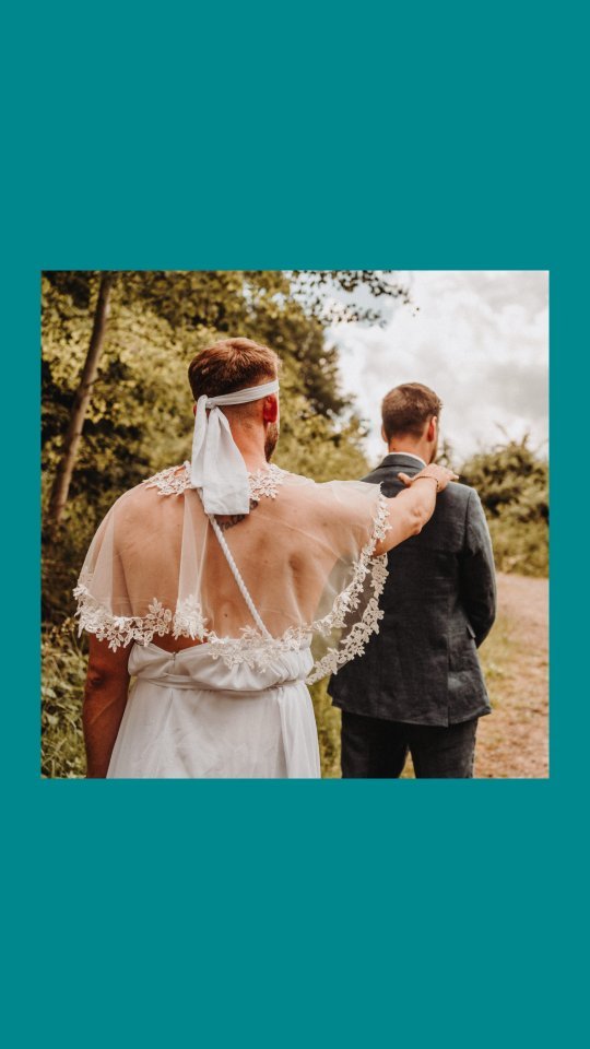 *Wait, wait, wait, wait, wait… WHAAAT?*
Damit hat @kleffnm wohl nicht gerechnet als er beim First Look auf seine wunderschöne Braut @__dels__ gewartet hat!
Der Moment wurde super schön festgehalten von @himmelblau_fotografie.
#firstlook #summerwedding #wait #what #surprise #überraschung #weddingday #weddinginspiration #firstlookwedding #reel #reelsofinstagram #trending #weddingideas #explorepage #viral #explore #reelitfeelit #smile #patience #instadaily