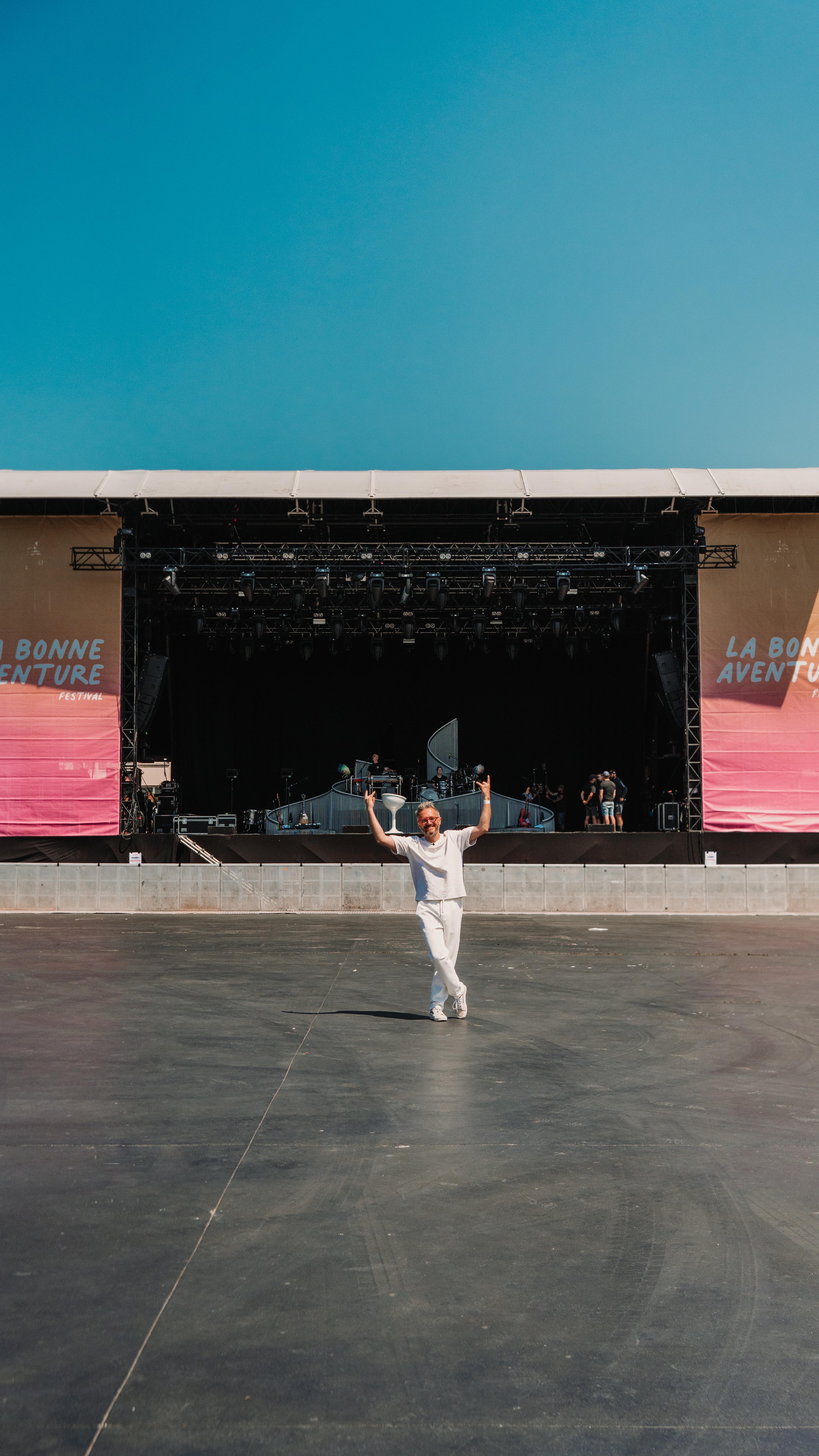 ? Nous étions au festival @labonneaventurefestival à Dunkerque pour servir les artistes et leurs équipes de production !
C’est la troisième année consécutive que nous y sommes et c’est toujours un honneur pour nous d’être en coulisse ???
?: @studiovolume.fr @chrisvanouu @labonneaventurefestival