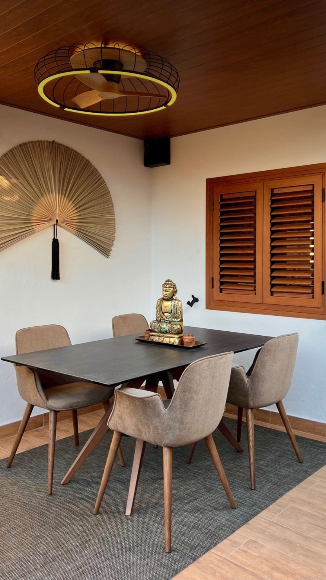 La madera se erige como protagonista, envolviendo cada espacio con su calidez natural. Detalles en negro y oro añaden un toque de sofisticación, creando un ambiente acogedor y elegante que rompe con lo convencional.
Cada habitación se transforma gracias a una combinación única de texturas y colores. Este hogar no solo invita al relax, sino que redefine el concepto de confort con un estilo inigualable y distintivo. ¿Qué os parece este proyecto?
?contacto@paralelo28design.com
@bontempi_casa @moblesnacher @canarydecor @rochebobois @aromasdelcampo @cocinasdogar @vetalov_carpinteros @armani_wallpaper_ @mobenia
#Diseñodeinteriores #Interiorismo #AmbientesRenovados #Design #Wood #TendenciasDecorativas