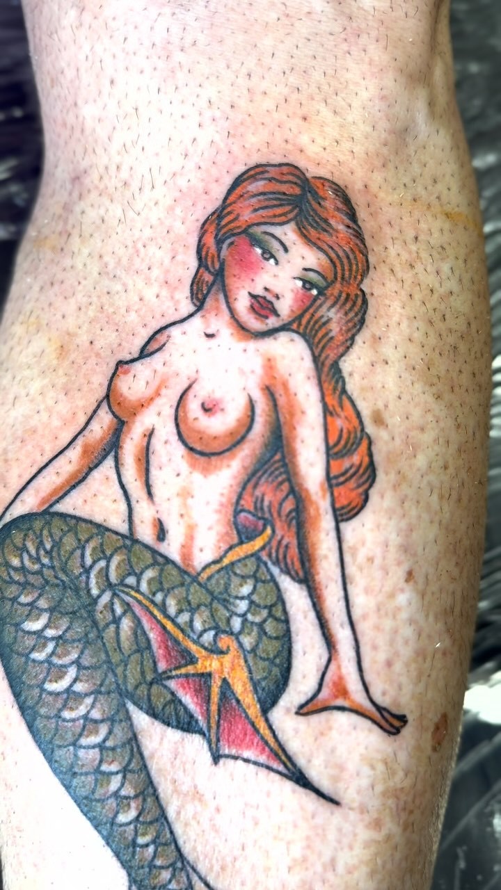 Que no te arrastren al fondo del mar las sirenas con su canto…
#madridtattoo #chamberitattoo #traditionaltattoo #tattoo #classictattoo #mermaidtattoo #sirenatattoo