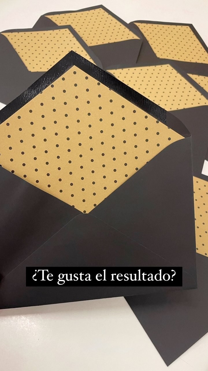 A veces nos salimos de la norma y salen cosas tan chulas como estos sobres negros ? con forro impreso en papel kraft ✨
¿Te gusta el resultado? ?