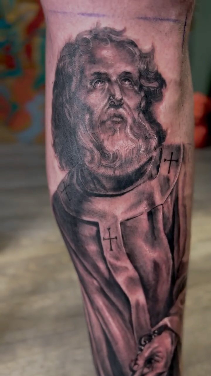 Primera sesión de esta media pierna con san Pedro san Judas y la santa muerte #blackangreytattoo #realistictattoo #sanpedro #stpeter #rubens #madridtattoo #chamberitattoo #classictattoo #tattoo #