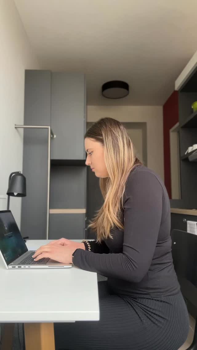 Arbeiten mitten in Hamburg – ohne das Chaos. ?☕
Im HUB findest du den Platz und die Ruhe, die du brauchst: ein eigener Schreibtisch, genug Raum zum Durchatmen und volle Konzentration.
So wird dein Apartment nicht nur zum Zuhause auf Zeit, sondern auch zum perfekten Arbeitsplatz.
Denn manchmal reicht ein bisschen Good looking simplicity, um alles unter einen Hut zu kriegen. ?
#WorkFromHUB #harburg #GoodLookingSimplicity