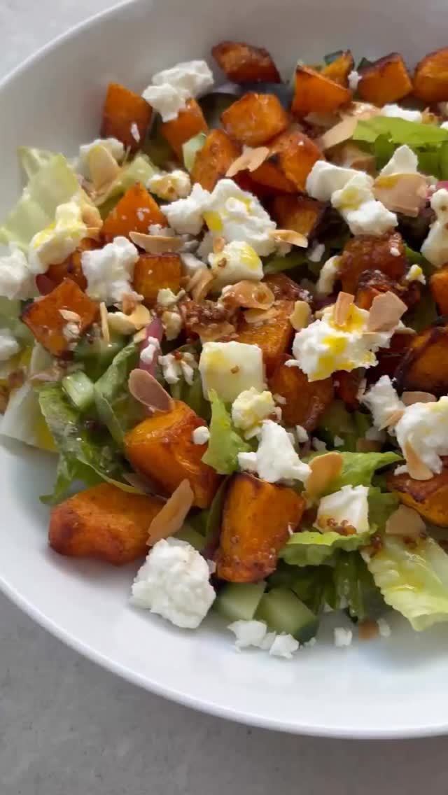 I had some butternut squash left in the fridge so roasted it with some cumin, salt and EVO and then served it on salad leaves with diced cucumber and pickled red onions (because I’m addicted at the moment!). Topped with crumbled feta, toasted almonds and homemade honey and mustard dressing. Ideal lunch!
@odysea_ltd
@bartingredients
#bristolfood #bristolfoodbloggers #foodblogger #bristolfoodie #food #foodie #foodblog #vegetarian #saladseason #salads #saladsofinstagram #squash #autumnsalad #autumnfood #autumn #feta