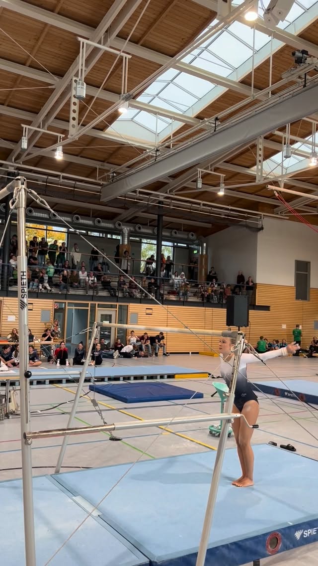 Sauber, @emma_huy22!! 🔥#gymnastics #unevenbars #spvgg #moessingen #team #stb #turnen