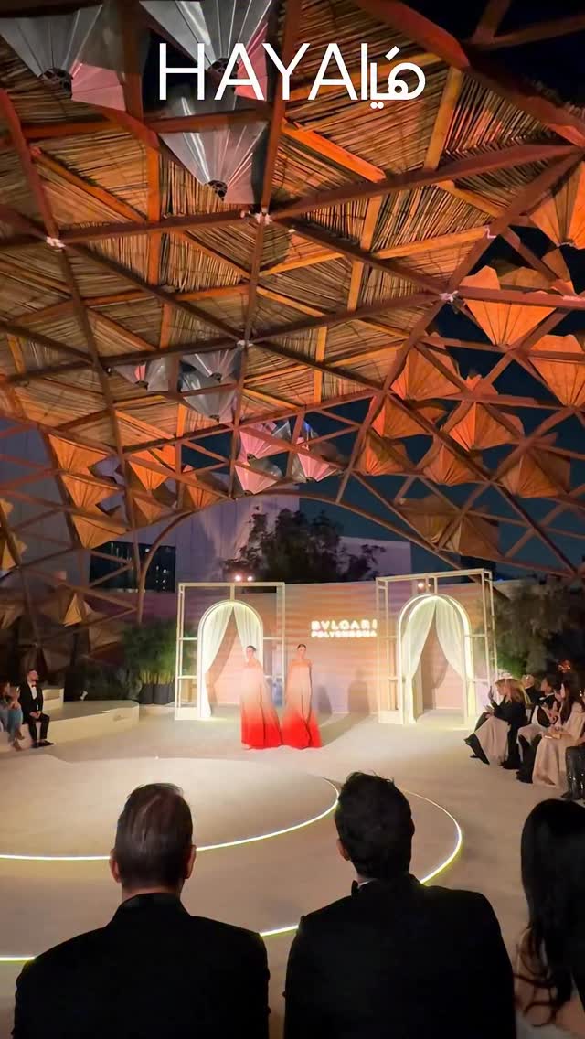 ضمن أجواء راقية، تكشف علامة بولغري عن “بوليكرُوما” مجموعة تتخطى حدود الفخامة الراقية. ويبرز في قلبها رمز استثنائي يجسد تقنية التطريز المبتكرة لدى الدار، من خلال المزج بين قطع الكابوشون والقطع متعدد الأوجه لابتكار إيقاع بصري يجمع بين الشكل والقطع واللون!@Bvlgari(Haya Magazine, Bvlgari)