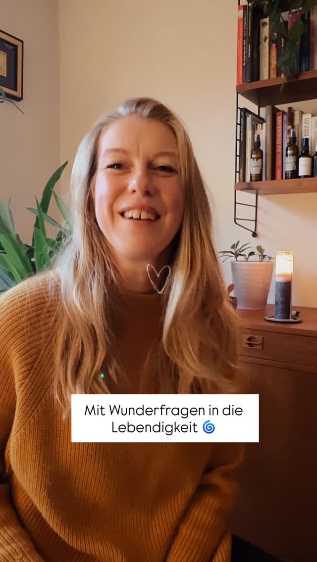 Nur eine einfache Frage:
? Was war heute schön?
Und plötzlich passiert etwas Spannendes:
Das Nervensystem schaltet um.
Der Blick geht weg vom Mangel, hin zum Erlebten.
Nicht toxisch-positiv. Sondern wach.
Das ist kein großes Glück.
Das ist echtes Dopamin:
Aufmerksamkeit. Bedeutung. Verbindung.
Frag heute jemanden. Oder auch dich selbst.
Und schau, was auftaucht.
Weitere Fragen:
✨Was hat dich heute kurz lächeln lassen?
✨Was war dein Wunder des Tages?
✨Gab’s heute einen Moment, der hängen geblieben ist?
✨Wann hast du dich heute lebendig gefühlt?
✨Was war heute neu für dich?
✨Wofür würdest du diesem Tag einen Pluspunkt geben?
✨Was war besser als erwartet?
? Lebendigkeit entsteht, wenn wir wieder hinschauen. #Ivonnestudier #lebendigkeit #dopamin #freisein #dopamindetox #echtesleben #einfachso #liebeleben #wunderfrage
