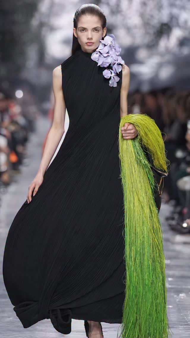 A new chapter begins at @Dior.
في Rodin Museum في باريس، قدّم Jonathan Anderson أول مجموعة للأزياء الراقية له لدار Dior لموسم Spring Summer 2026، برؤية جديدة تعيد صياغة الحِرفة والإرث بأسلوب معاصر، هادئ وواثق.#HayaMagazine #DiorCouture #SS26