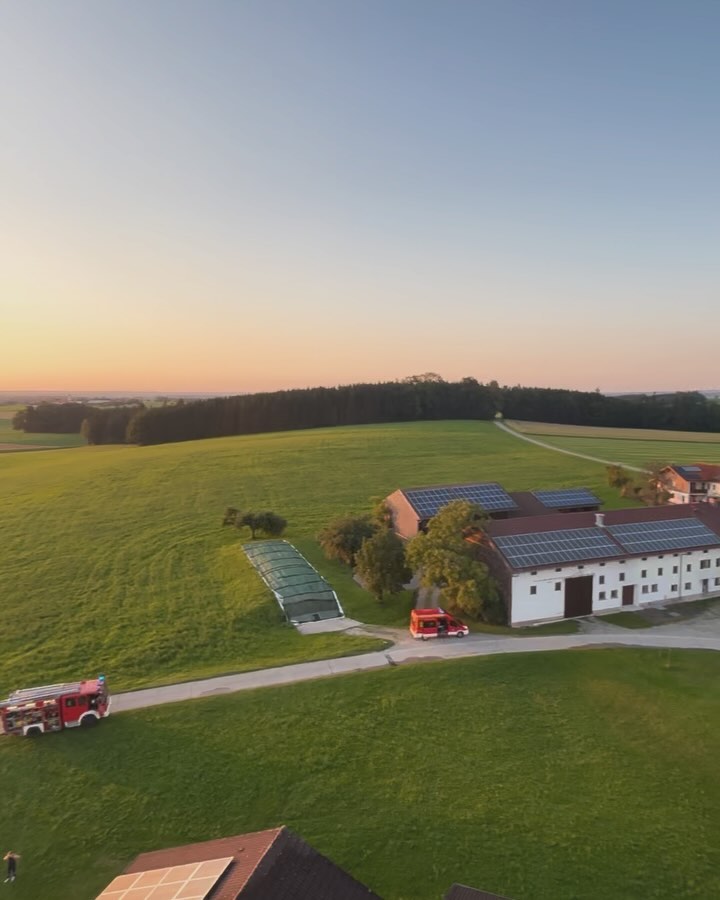 ?ᴇɪɴꜱᴀᴛᴢüʙᴜɴɢ - ʙʀᴀɴᴅ?
Gemeinsam mit den Feuerwehren @feuerwehrzaisering & @feuerwehr_schlossberg fand heute eine Einsatzübung „Brand landwirtschaftliches Gebäude“ statt.???
Vielen Dank für die gute Zusammenarbeit!
#einsatzübung #feuerwehr #ehrenamt #feuerwehrverbindet #Atemschutzgeräteträger #löschfahrzeug #einsatzleitung