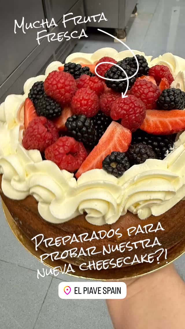 ? Nueva tentación en El Piave ?
Cheesecake cremosa nivel enamorarse, con vainilla suave, mermelada de fresa y un festival de fruta fresca ??
Spoiler: vienes “solo a mirar”… y sales con una porción ?
¿Te animas?
#ElPiave #CheesecakeLovers #Marbella #DulceMomento #PostresArtesanos ?
