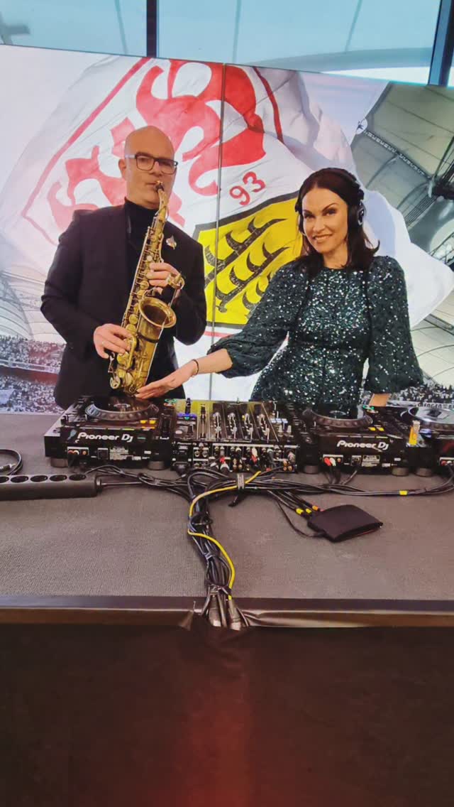 Djane Alegra Cole plus Live Sax ? ?
always a great choice for corporate and VIP events ?
#djanealegracole #djaneplus #fashionshow #eventvibes #livesax