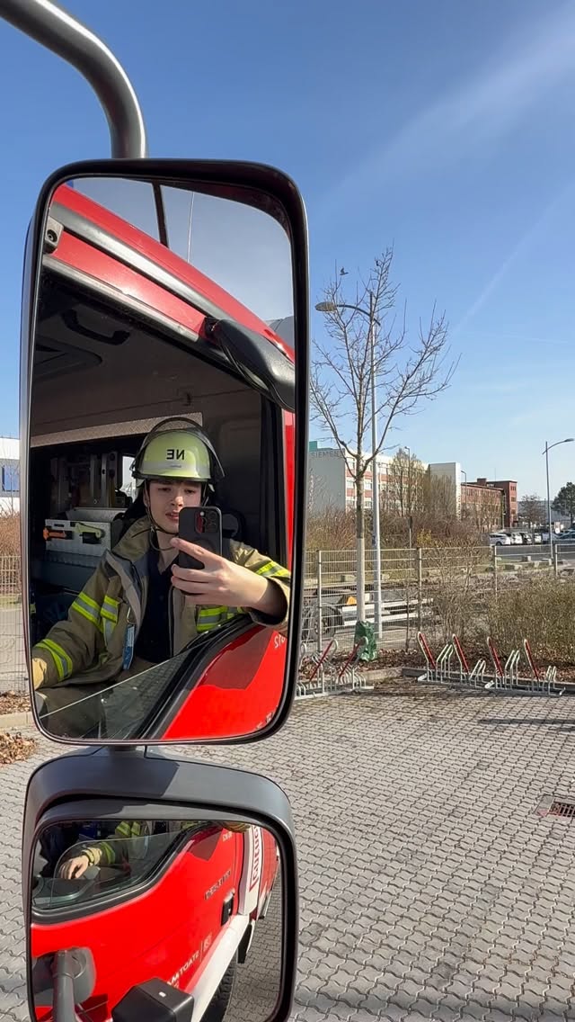 Egal ob Regen 🌧️ oder Sonnenschein ☀️ , bei uns steht Dekontamination im Vordergrund. Im Einsatzfall mit komplett geschlossenem Duschzelt und ohne Musik, aber mit Herz für eure Sicherheit. 🚒 #dancinginthemirror #cbrn #singingintheshower #trend