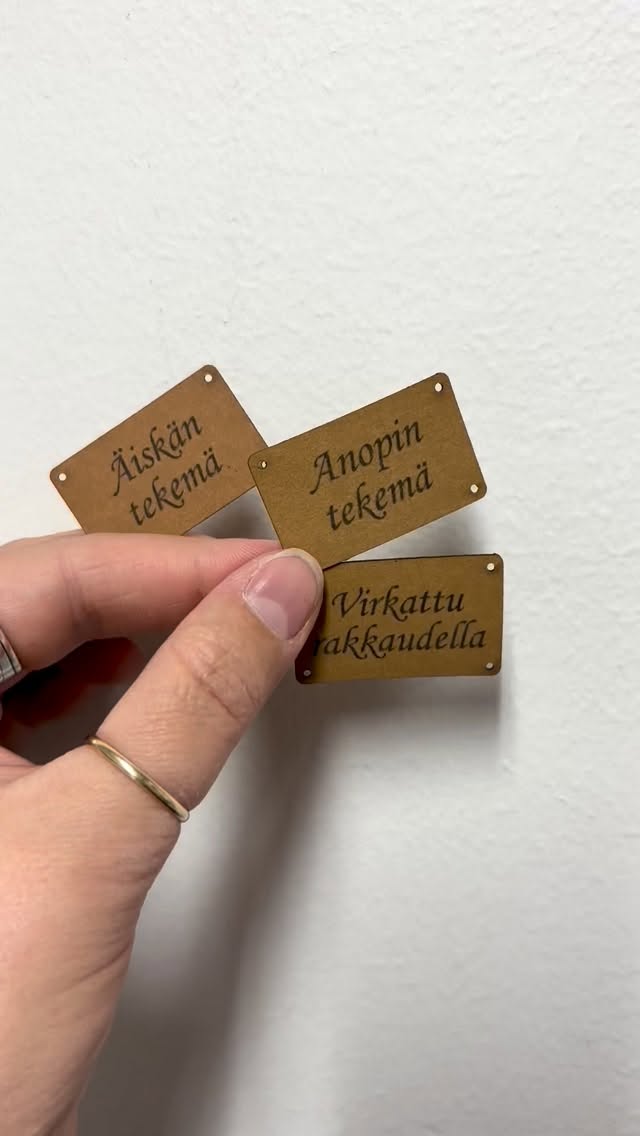 Hallooota!
Kaikki anopit, äiskät ja virkkaajat, teitä on kuultu ?
Merkkejä juuri teille ?
Nahkapaperimerkit ovat tehty selluloosasta ja lateksista. Näitähän sie voi ommella, koristella sekä pestä, jolloin pinta muuttuu rustiikkisemman näköiseksi.
Merkkien koko 2,5x4cm, kaikissa kulmissa valmiina pienet reijät kiinnitystä varten.
#nahkapaperi
#nahkapaperimerkkejä
#äiskäntekemä
#anopintekemä
#virkatturakkaudella