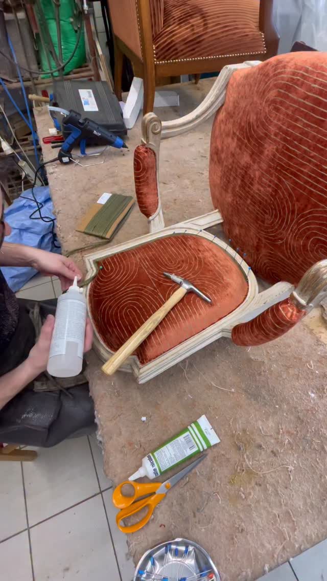 Couverture d’un cabriolet louis XVI estampillé Roussens avec un velours Brera de la maison française @elitisfrance 🔨
Finition double passepoil Douchka de la maison française @declercqpassementiers 🧶
Plus d’informations sur nos prestations via notre site internet www.autape-clous.fr
Retrouvez nous au salon du savoir faire à @villedemolsheim jusqu’au dimanche 29 mars 2026.
#foryou #fabric #decoration #upholstery #color