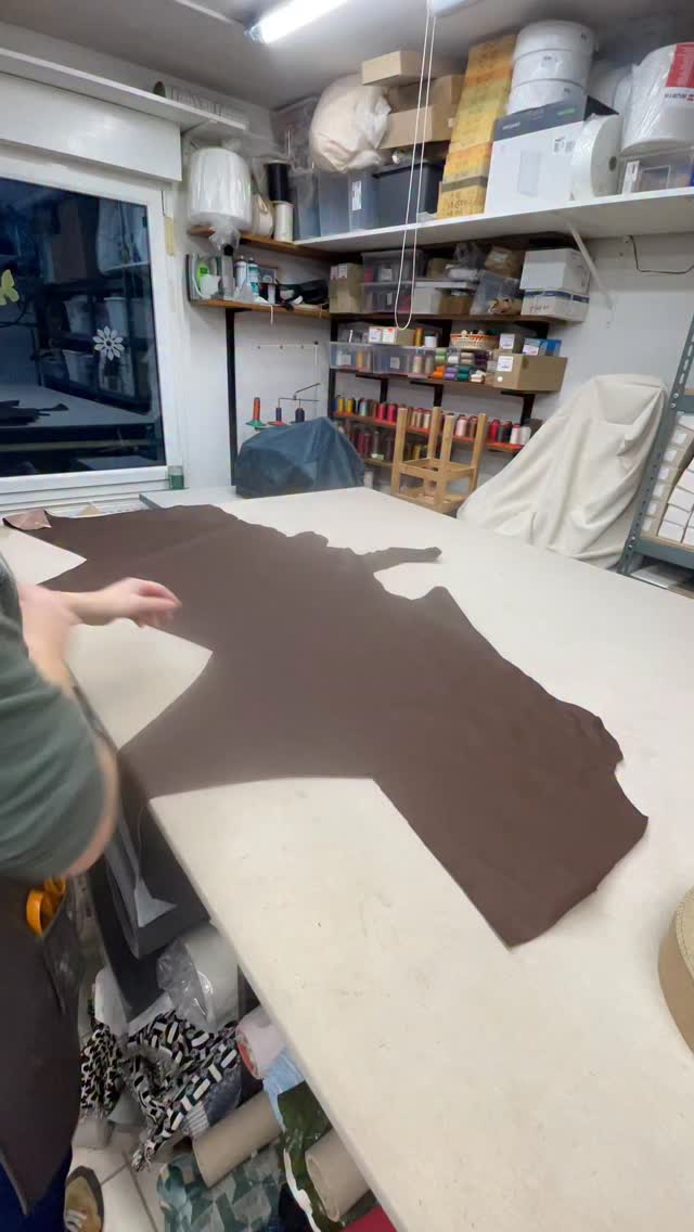 Création d’une galette de chaise contemporaine avec un cuir de la maison française @soficcuir 🔨
Plus d’informations sur nos prestations via notre site internet www.autape-clous.fr
#foryou #upholstery #leather #decoration #artisan